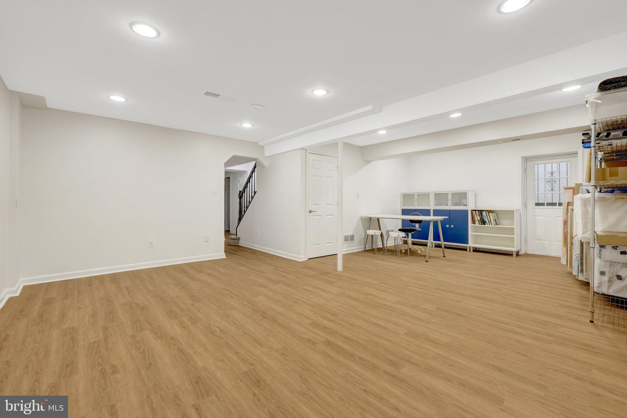 HOLLY KNOLL - Residential