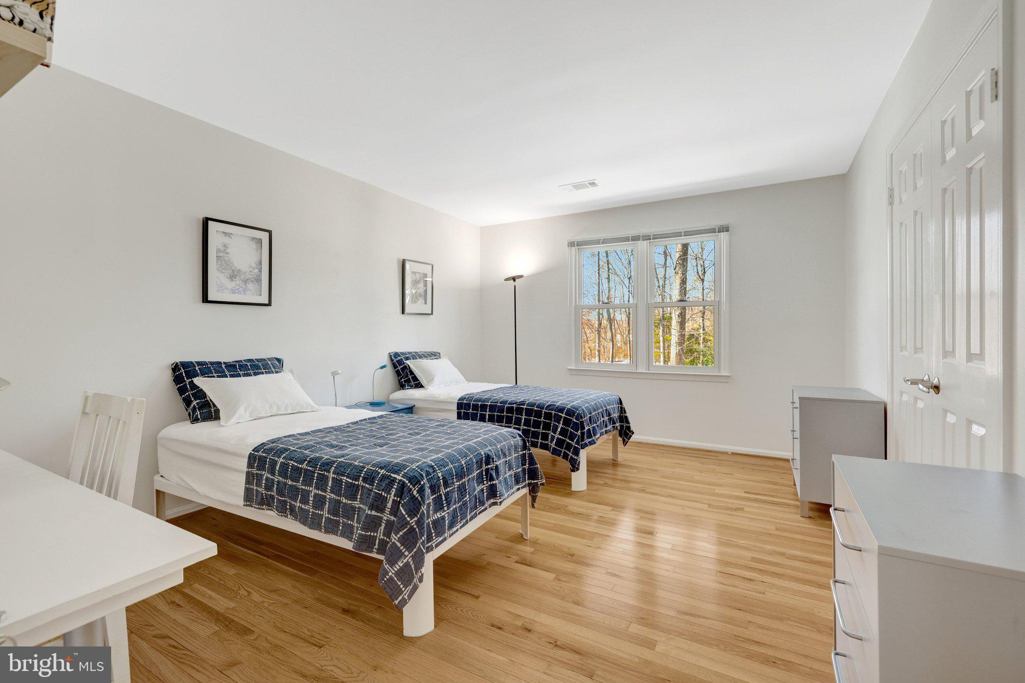 HOLLY KNOLL - Residential