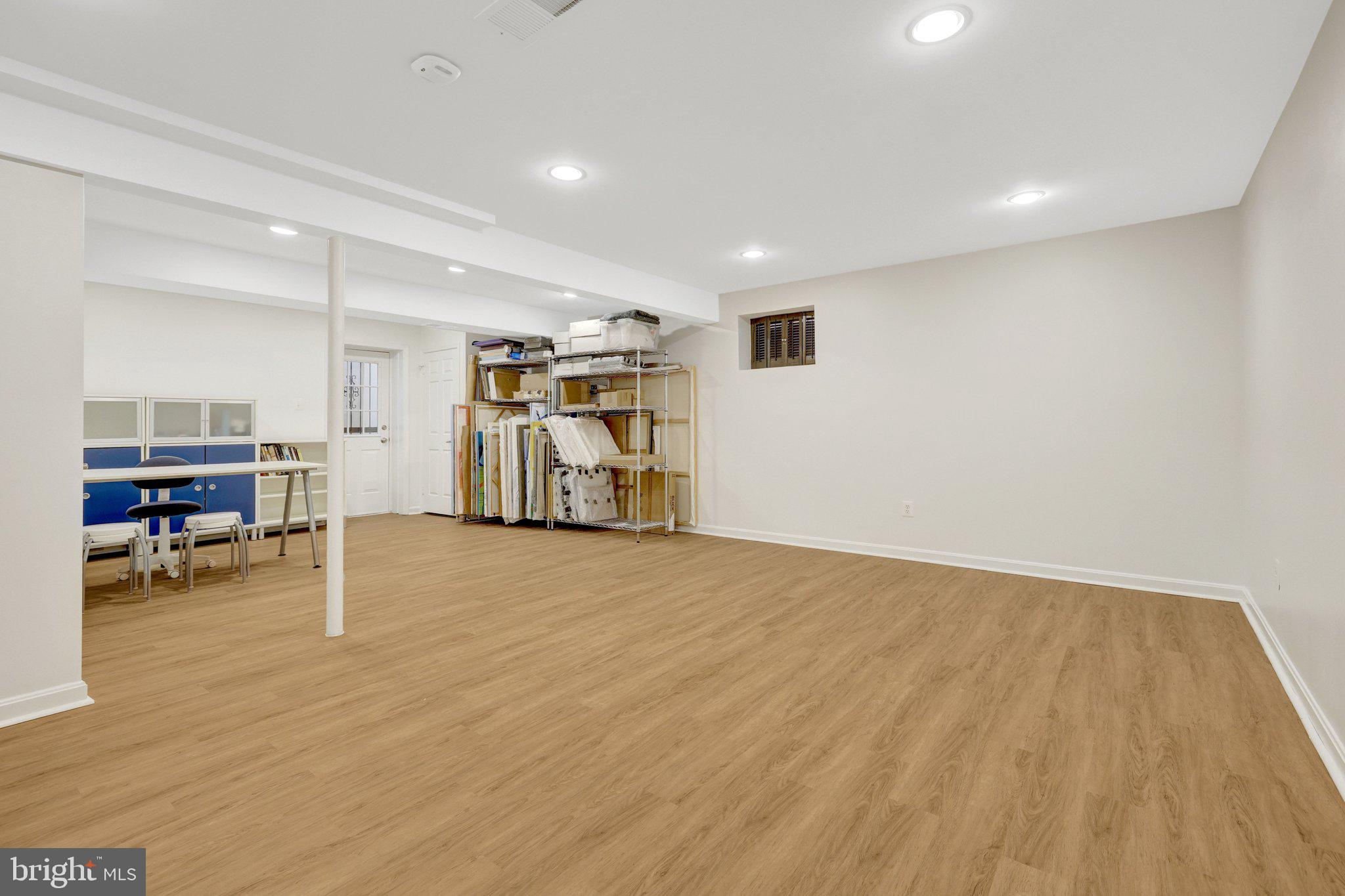 HOLLY KNOLL - Residential