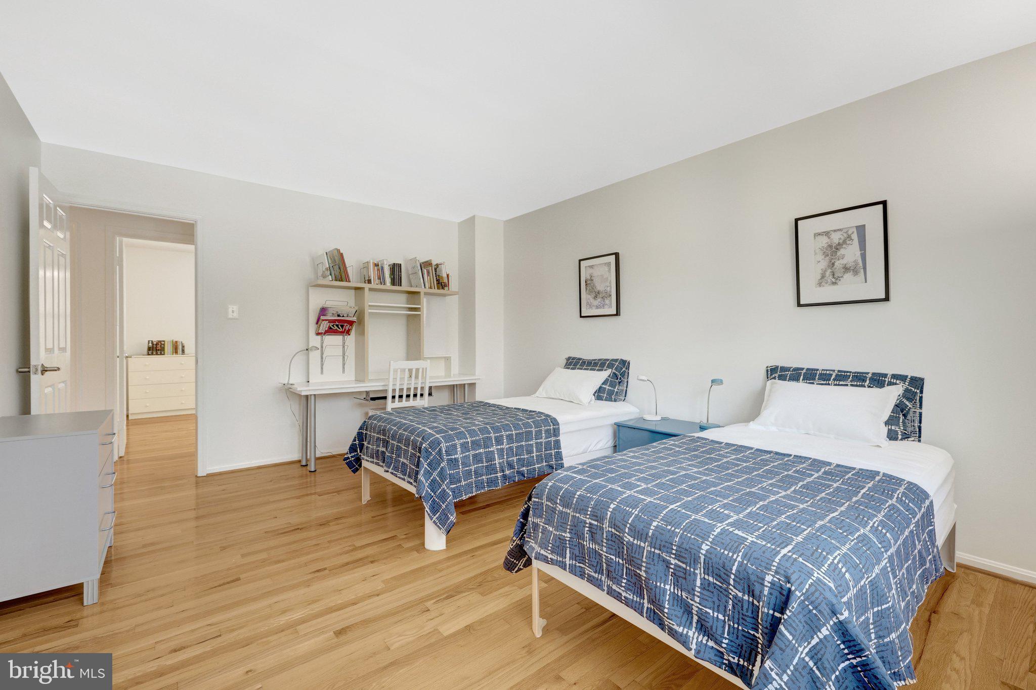 HOLLY KNOLL - Residential