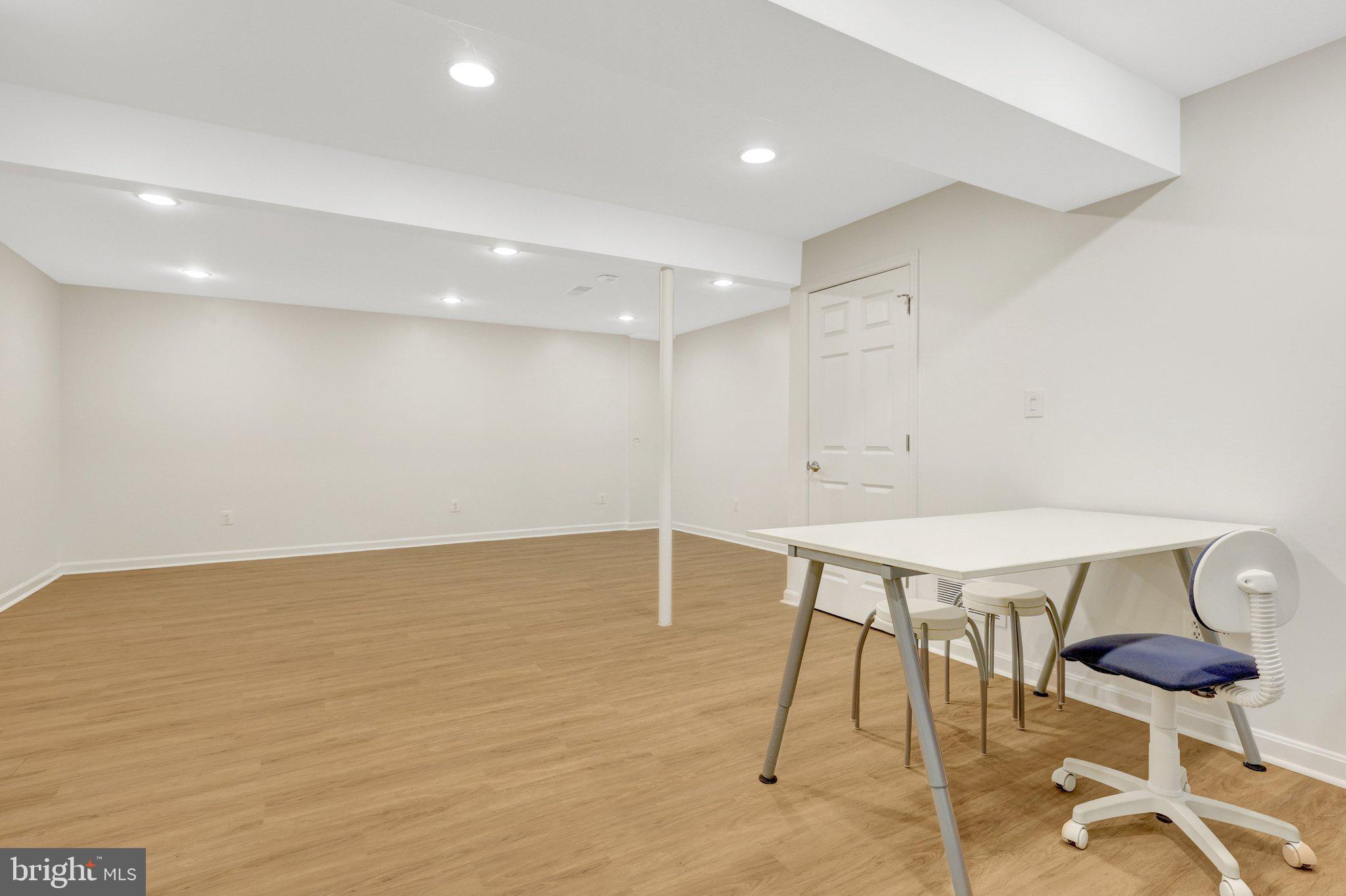 HOLLY KNOLL - Residential