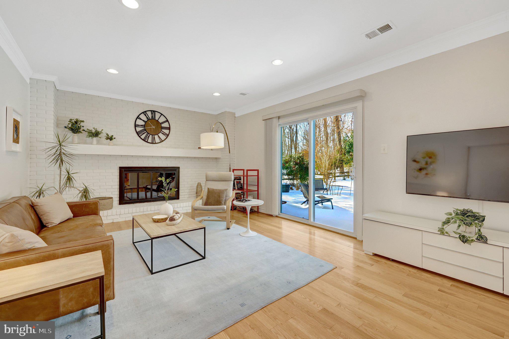 HOLLY KNOLL - Residential