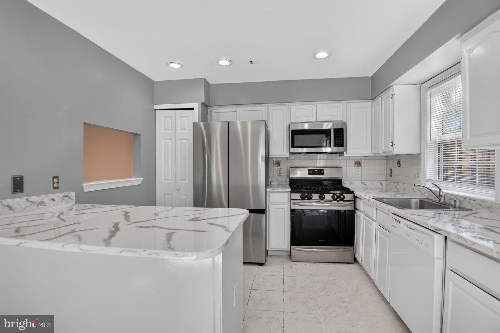 2501 MARKHAM LANE