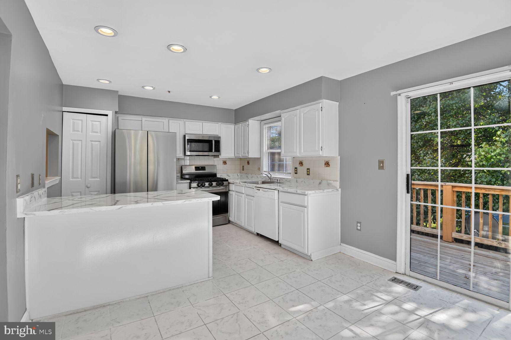 2501 MARKHAM LANE