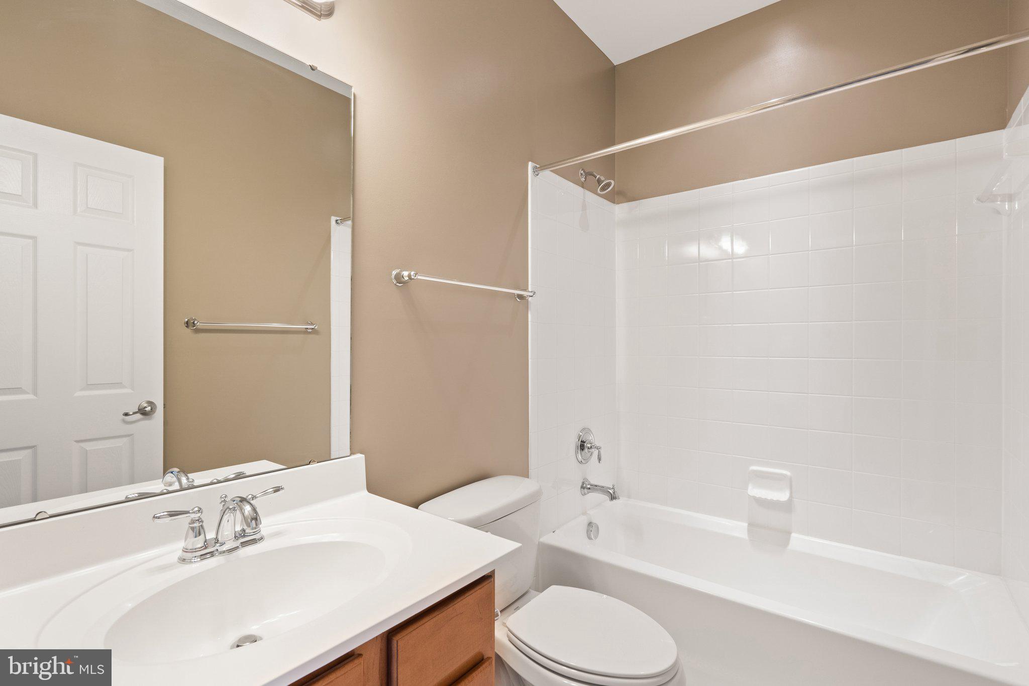 HEATHCOTE COMMONS CONDOMINIUMS - Residential Lease