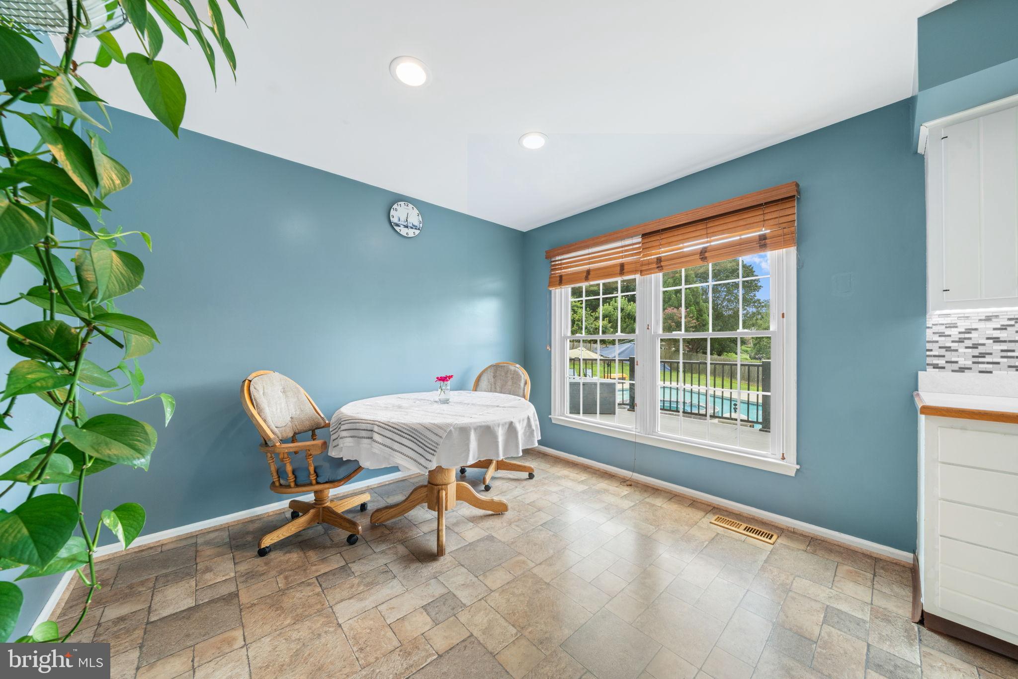 WHITE CHIMNEYS - Residential