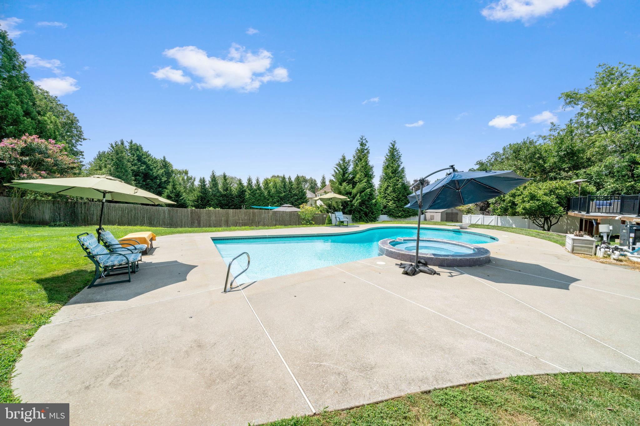 WHITE CHIMNEYS - Residential