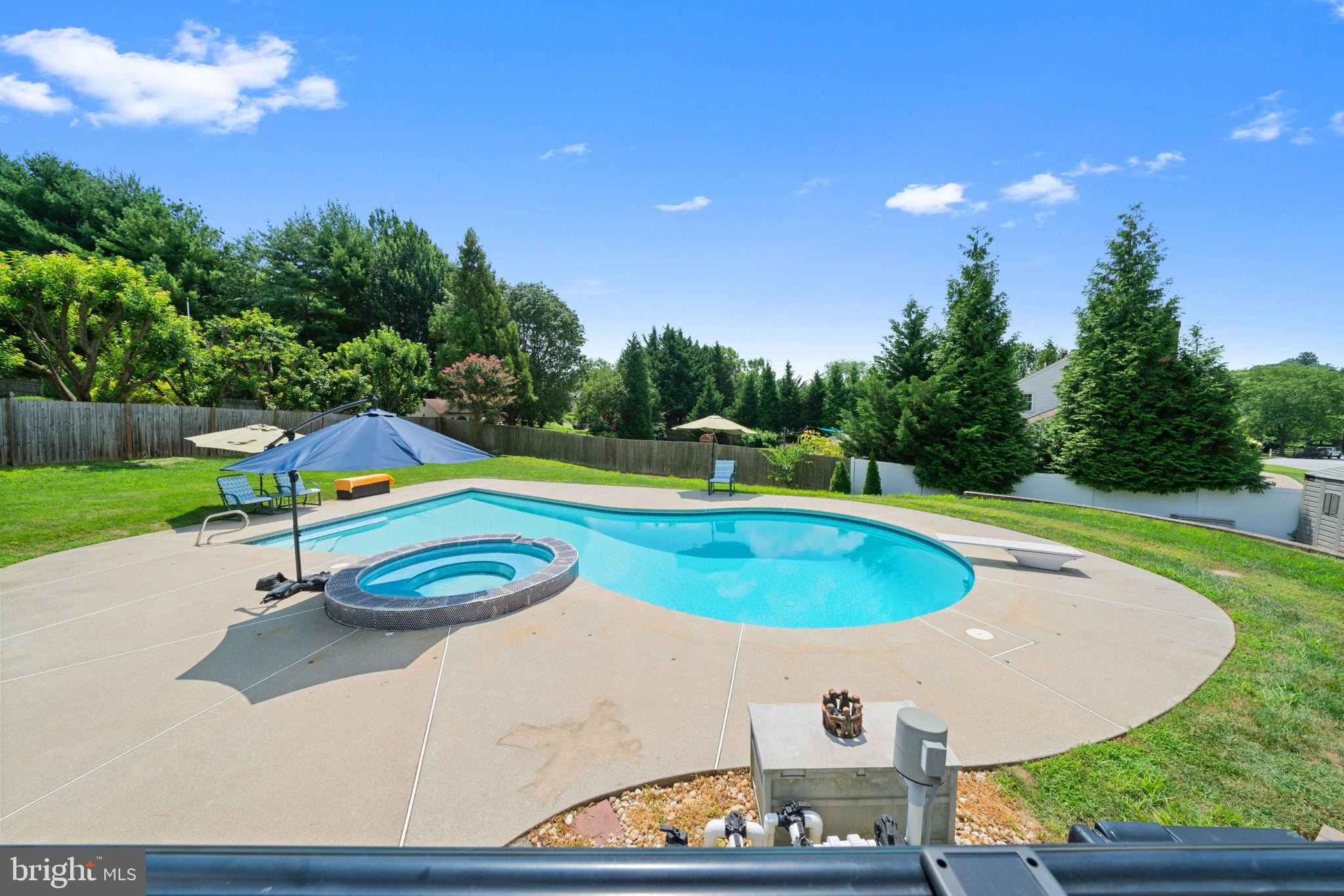 WHITE CHIMNEYS - Residential