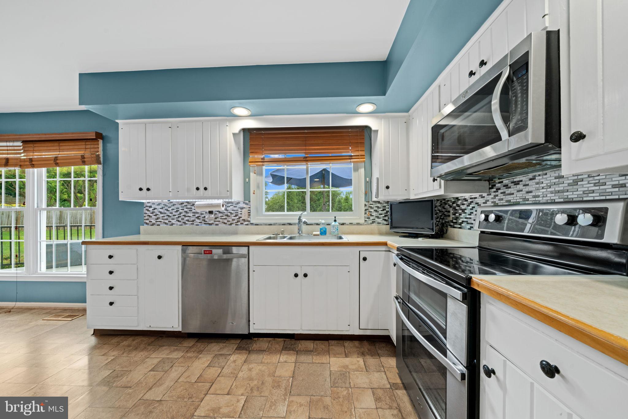 WHITE CHIMNEYS - Residential