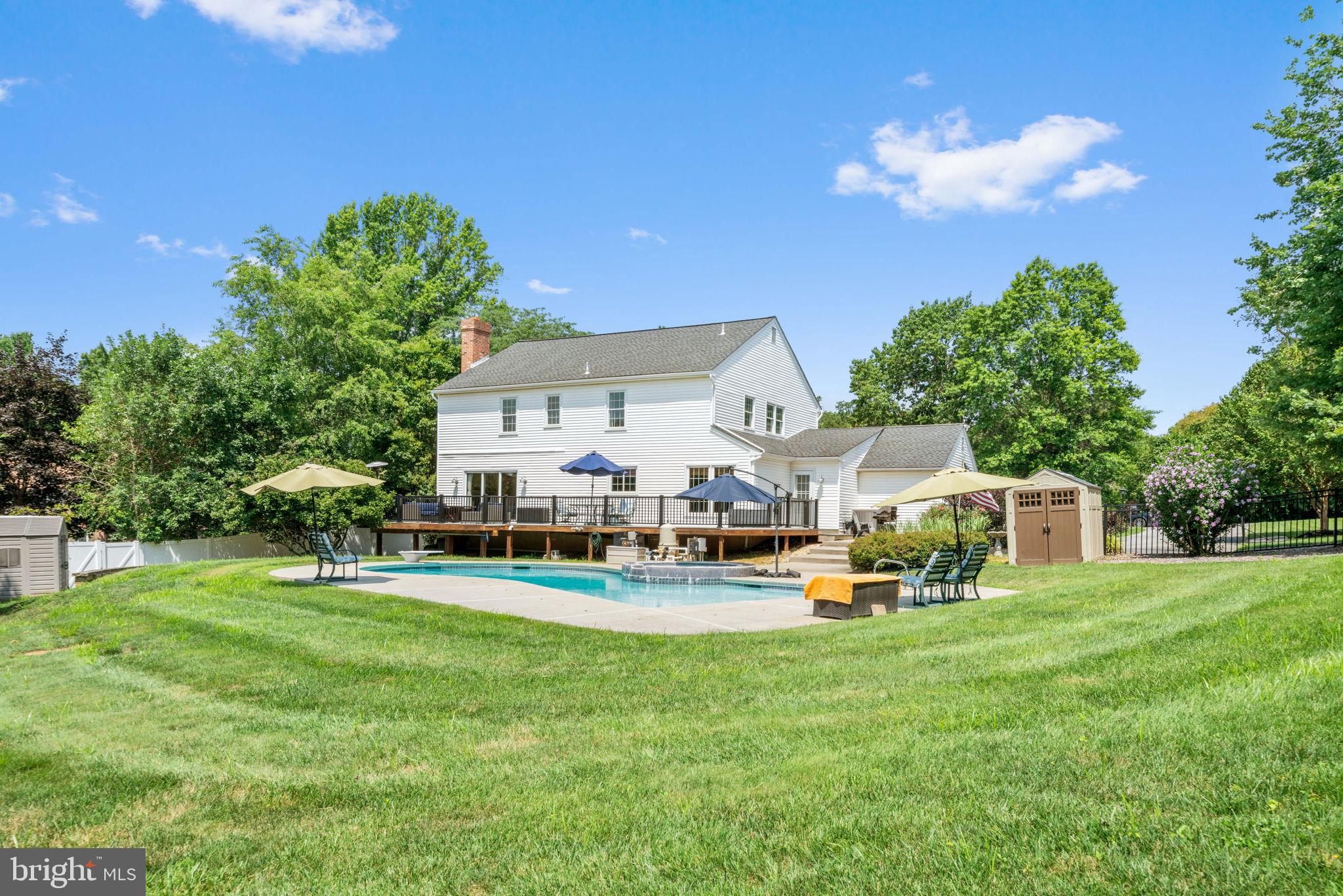 WHITE CHIMNEYS - Residential