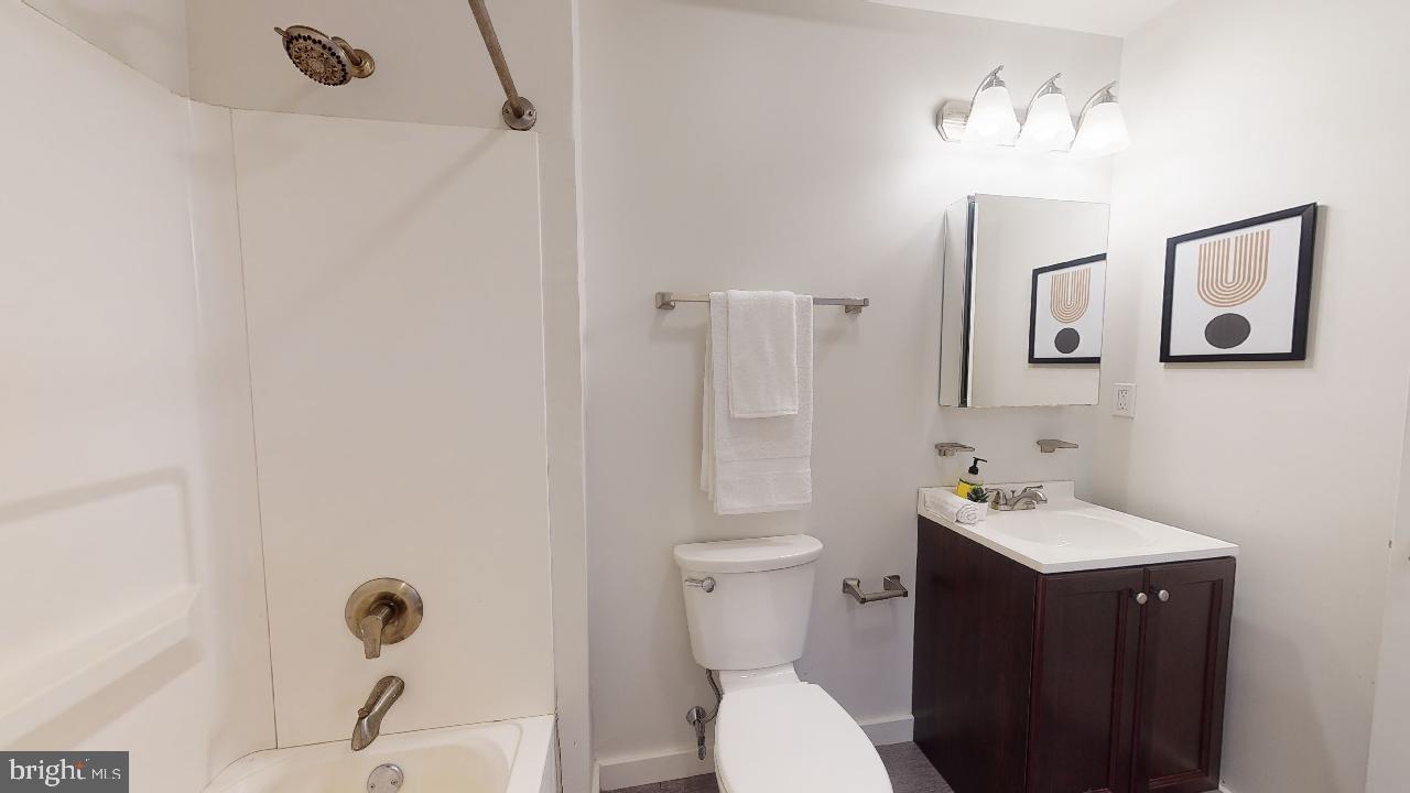 PORT RICHMOND - Residential Lease