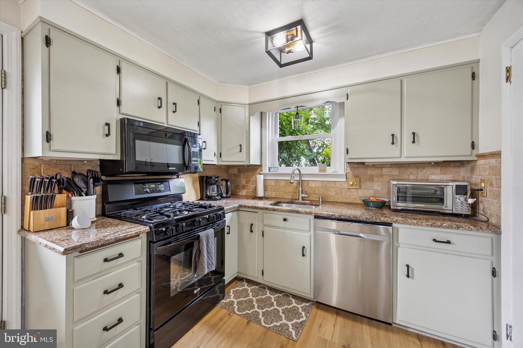 MORELAND MANOR - Residential