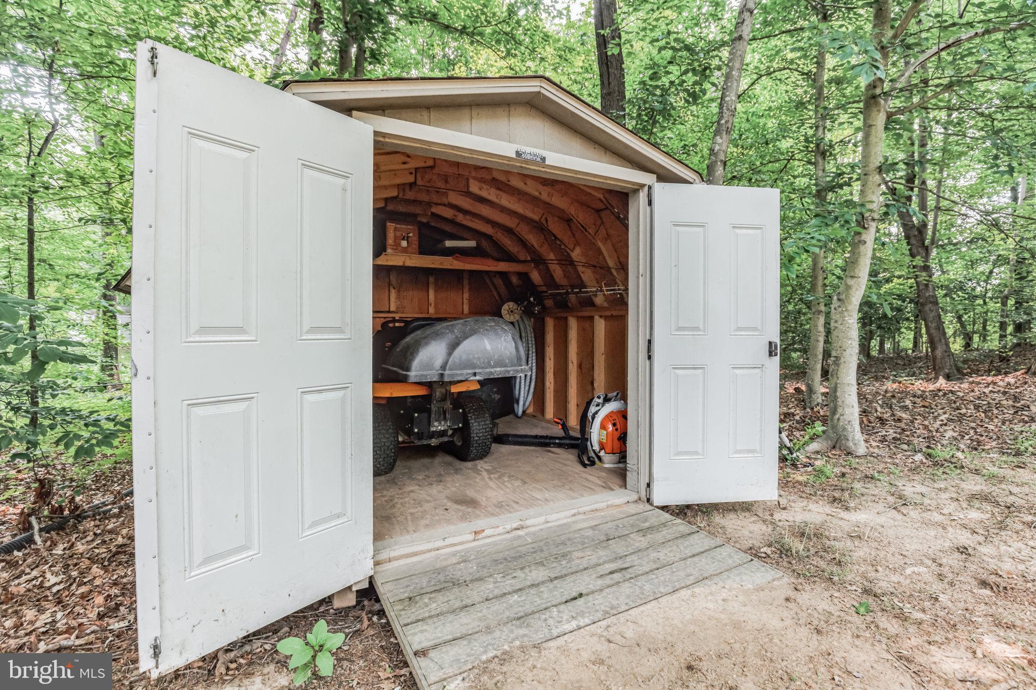 COUNTRY LAKES - Residential