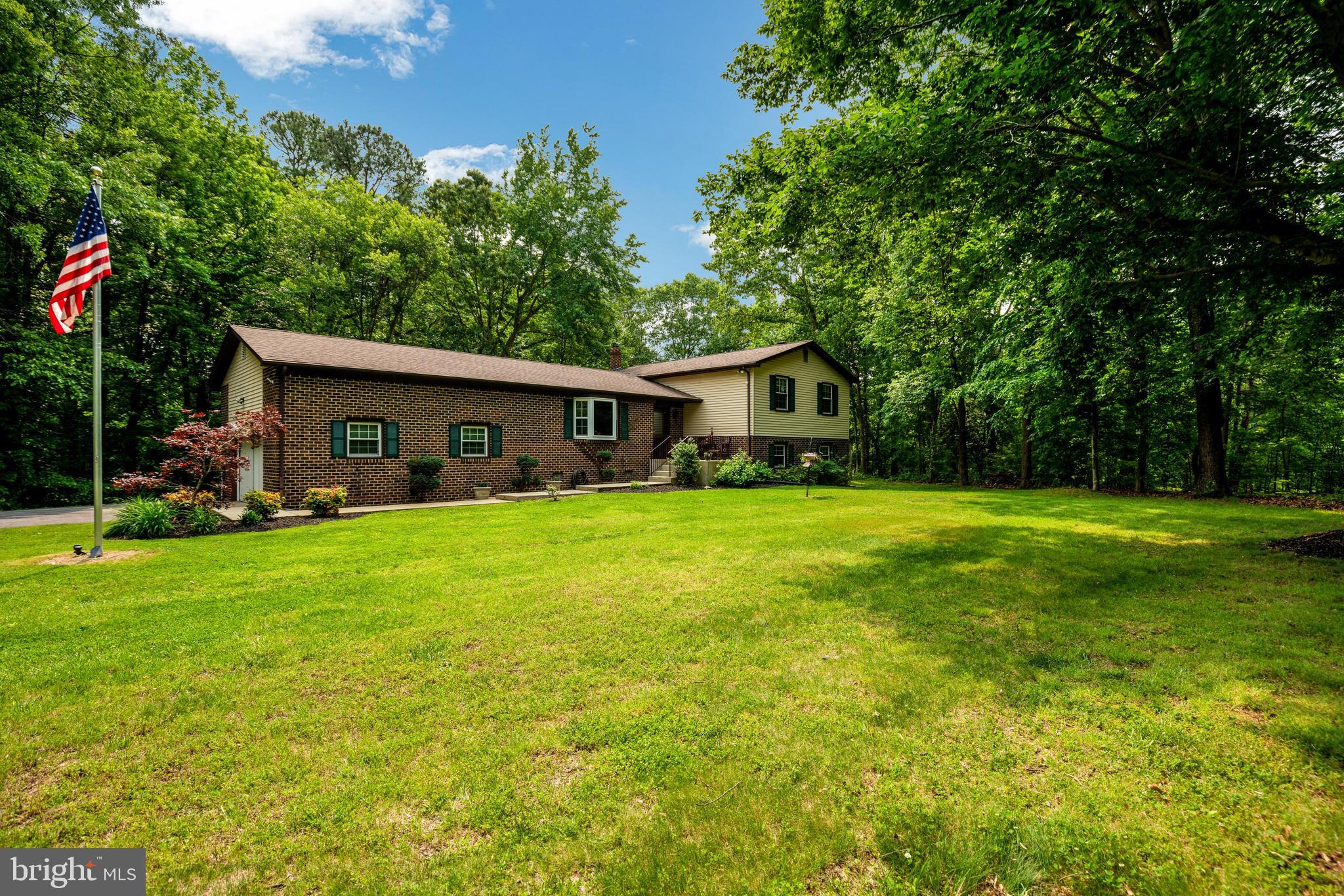 COUNTRY LAKES - Residential