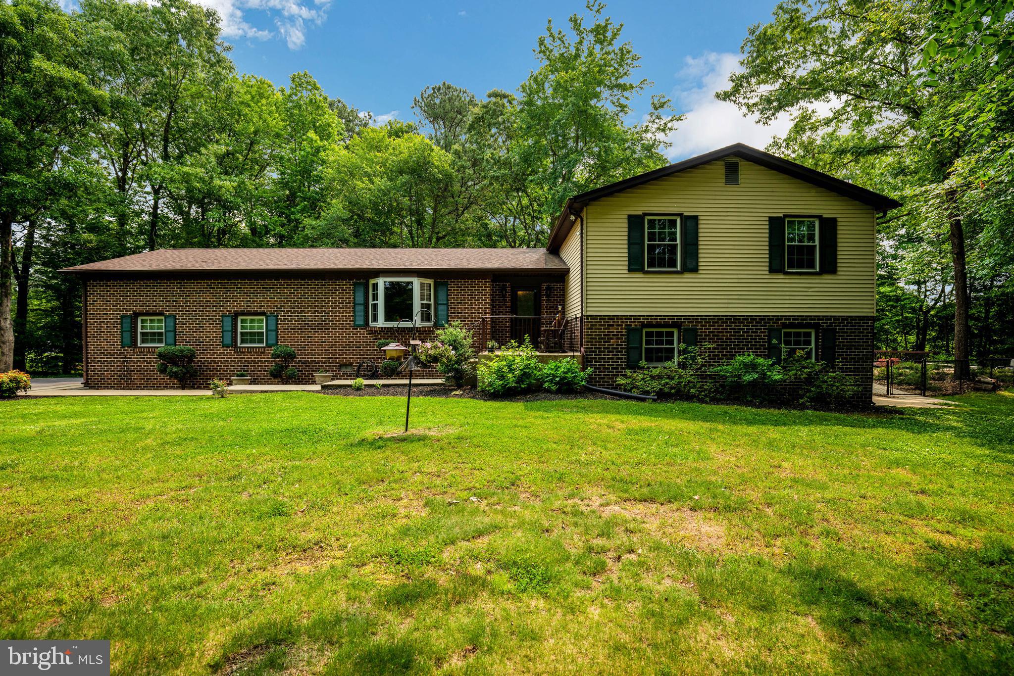 COUNTRY LAKES - Residential