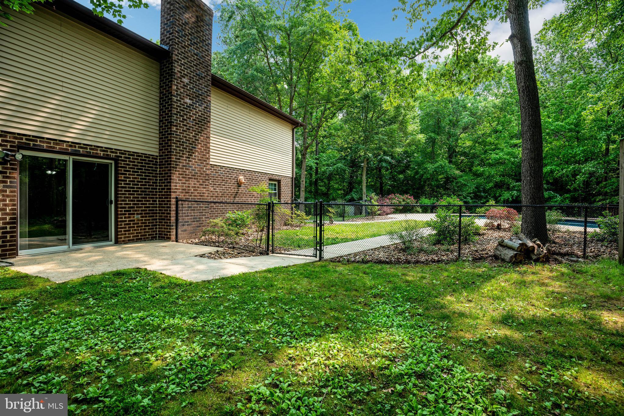 COUNTRY LAKES - Residential