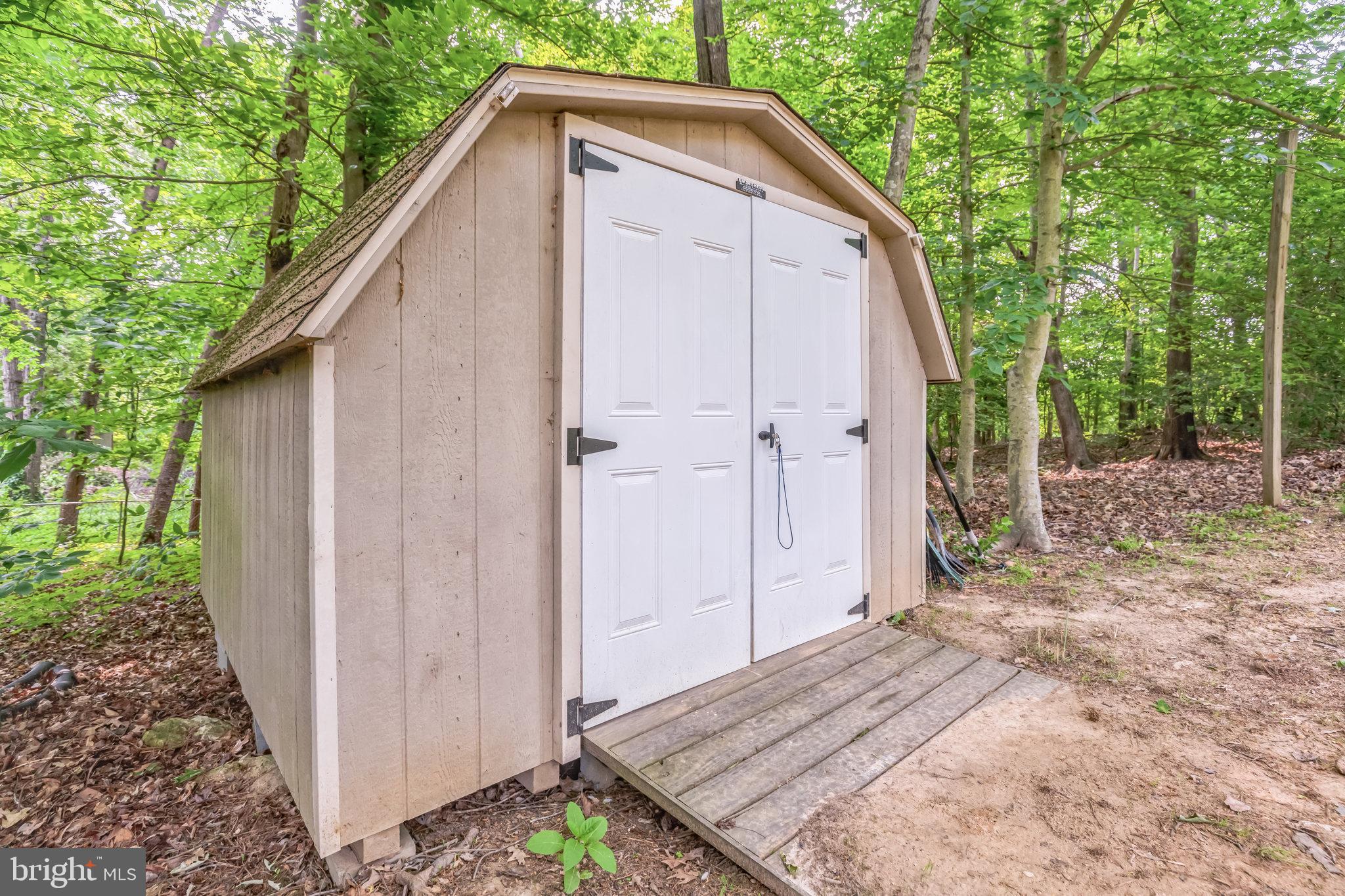 COUNTRY LAKES - Residential