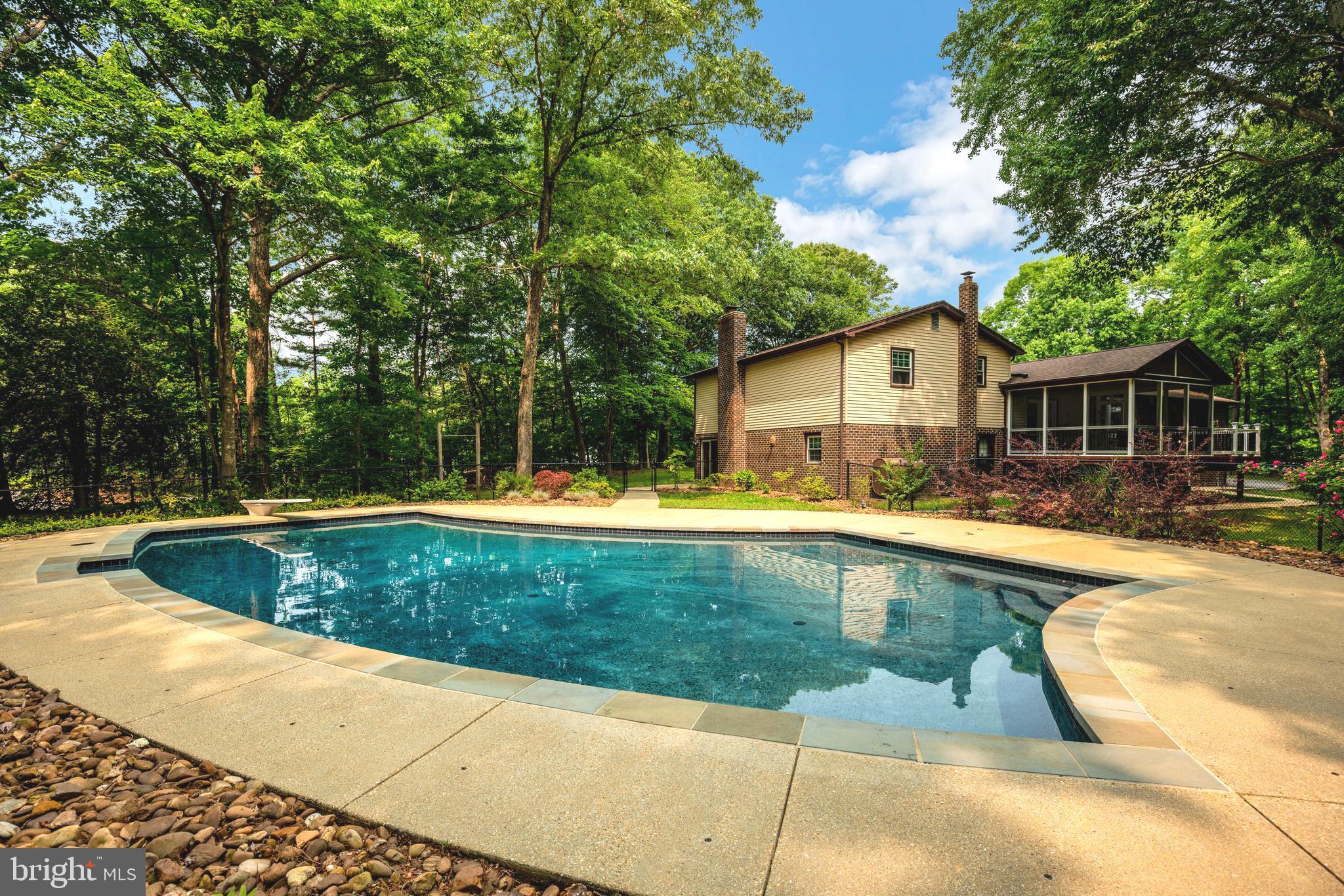 COUNTRY LAKES - Residential