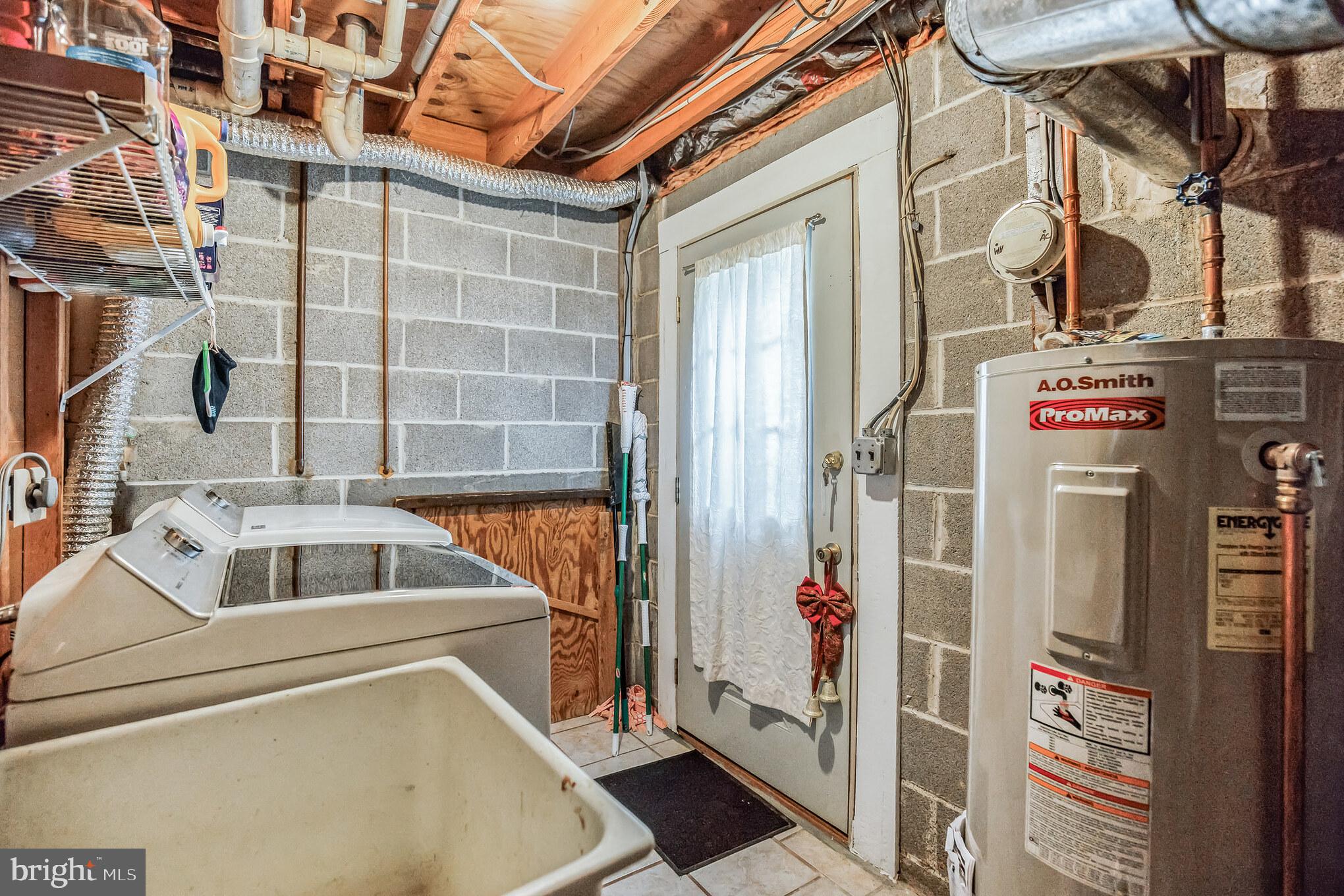 COUNTRY LAKES - Residential