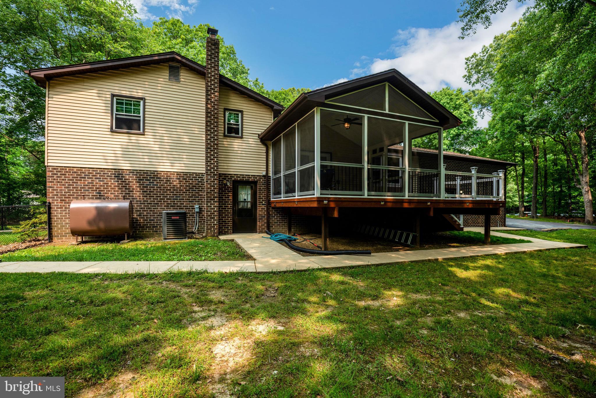 COUNTRY LAKES - Residential