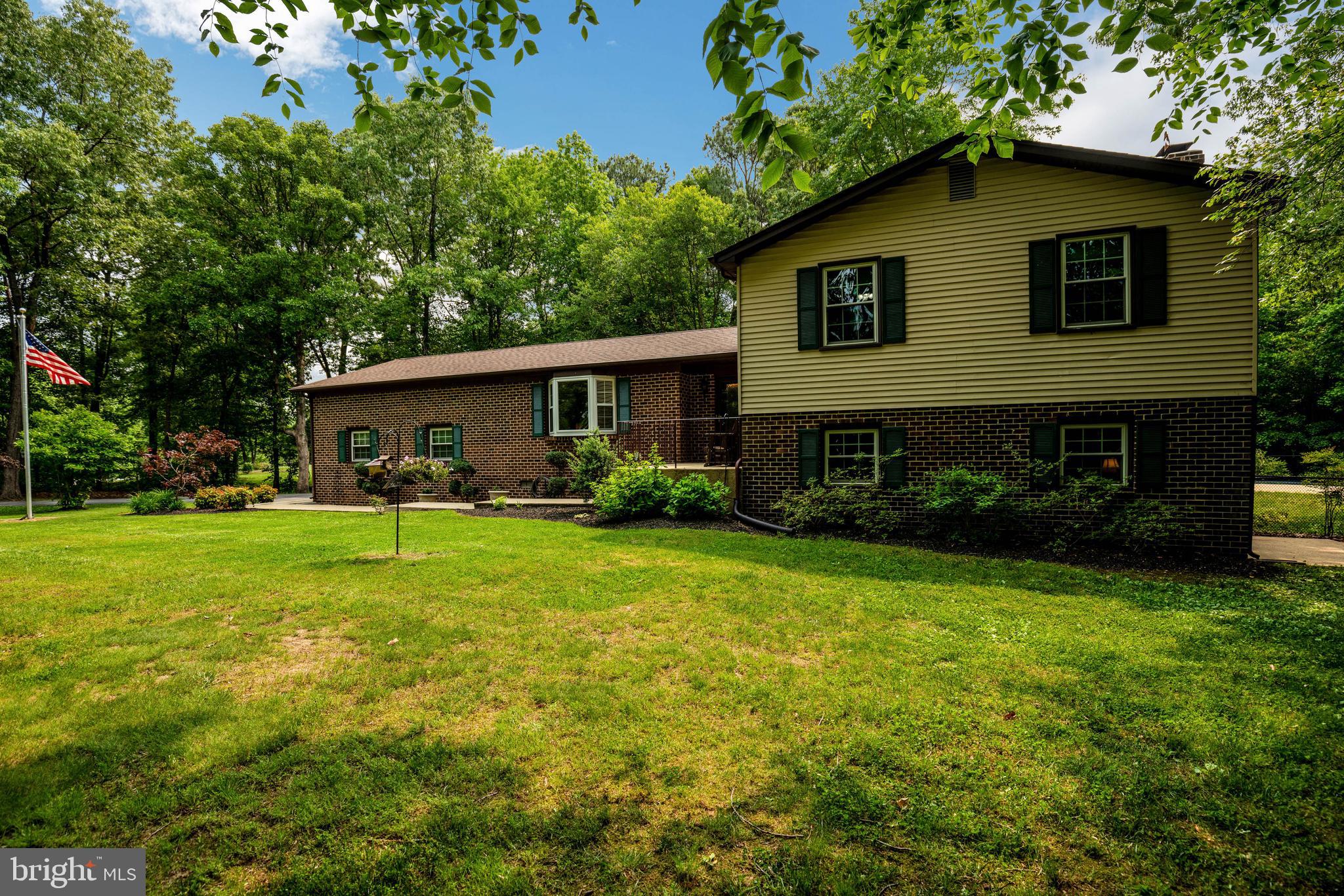 COUNTRY LAKES - Residential