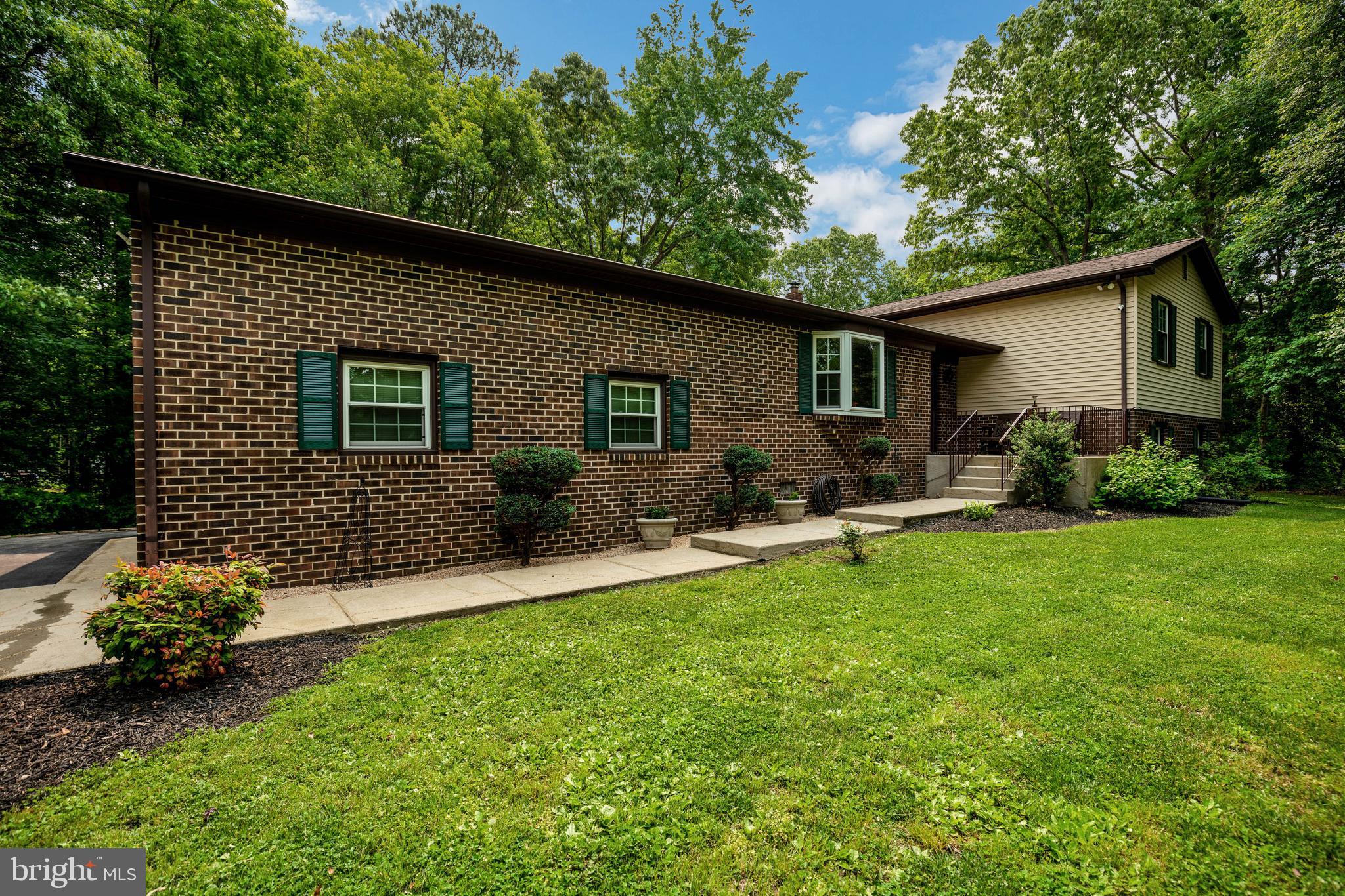 COUNTRY LAKES - Residential