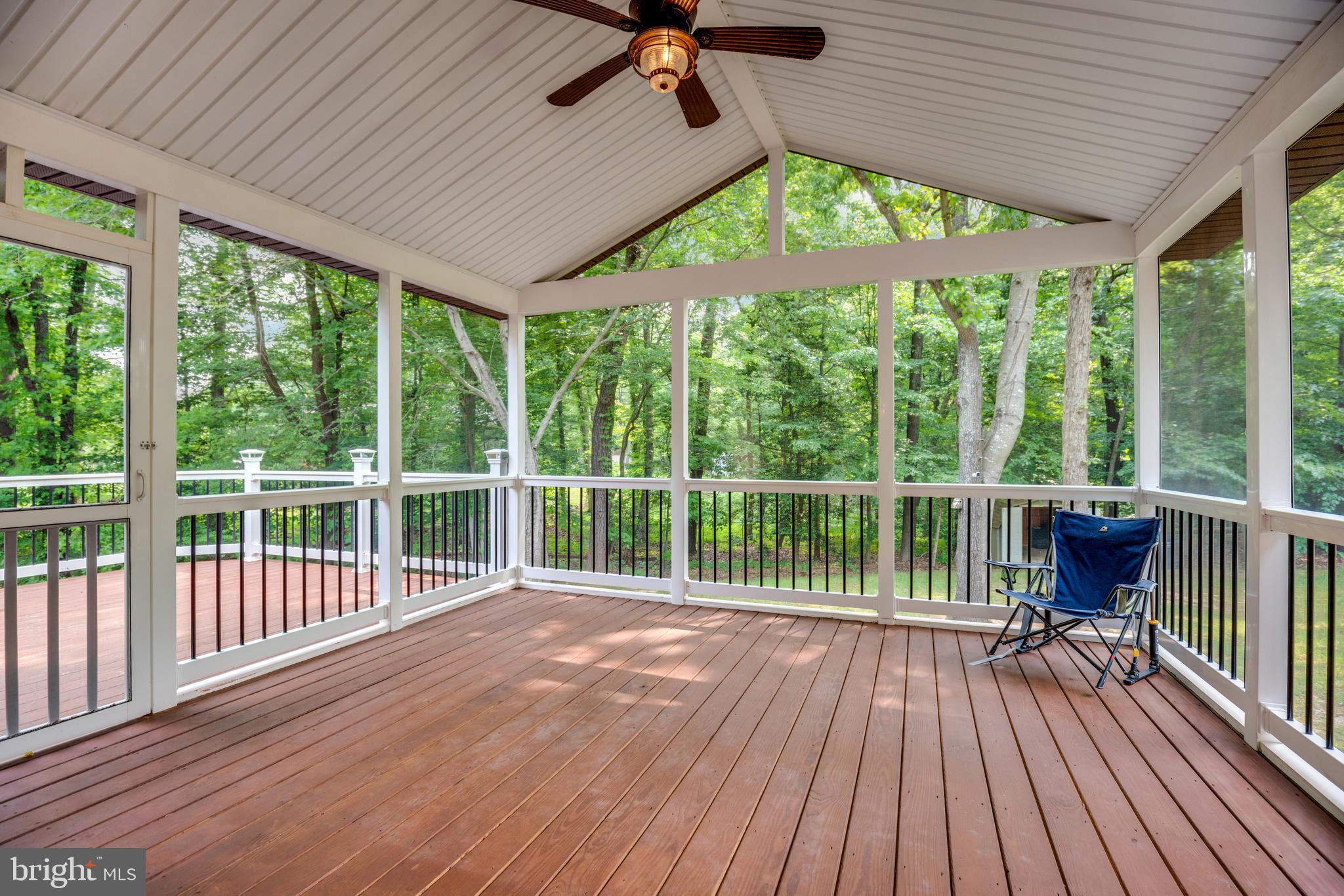 COUNTRY LAKES - Residential