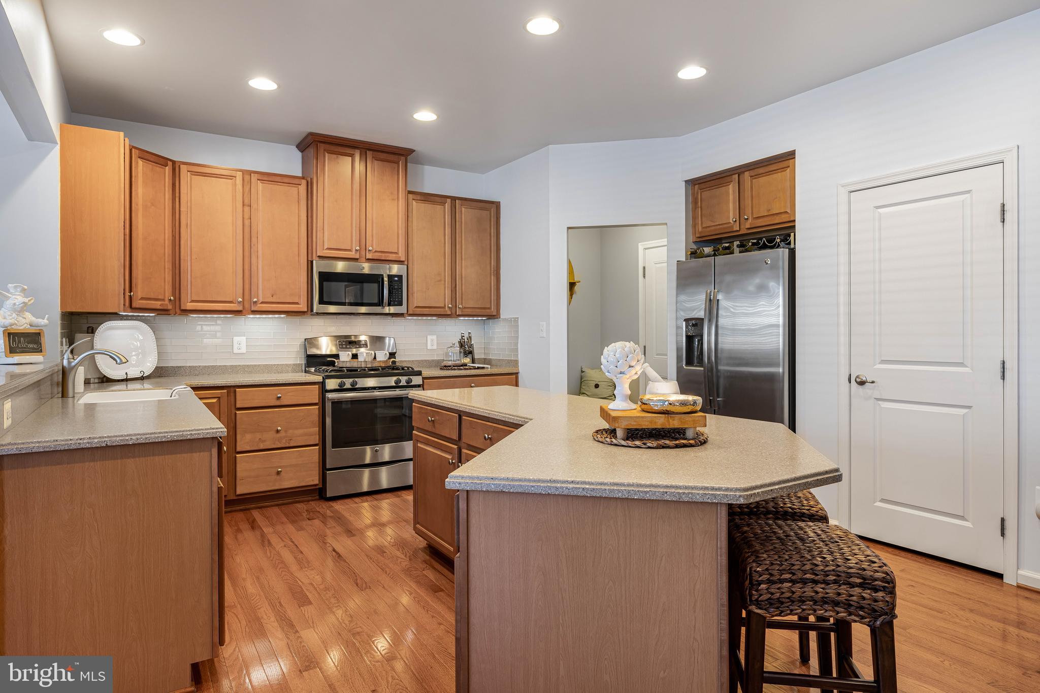 THREE FLAGS - Residential