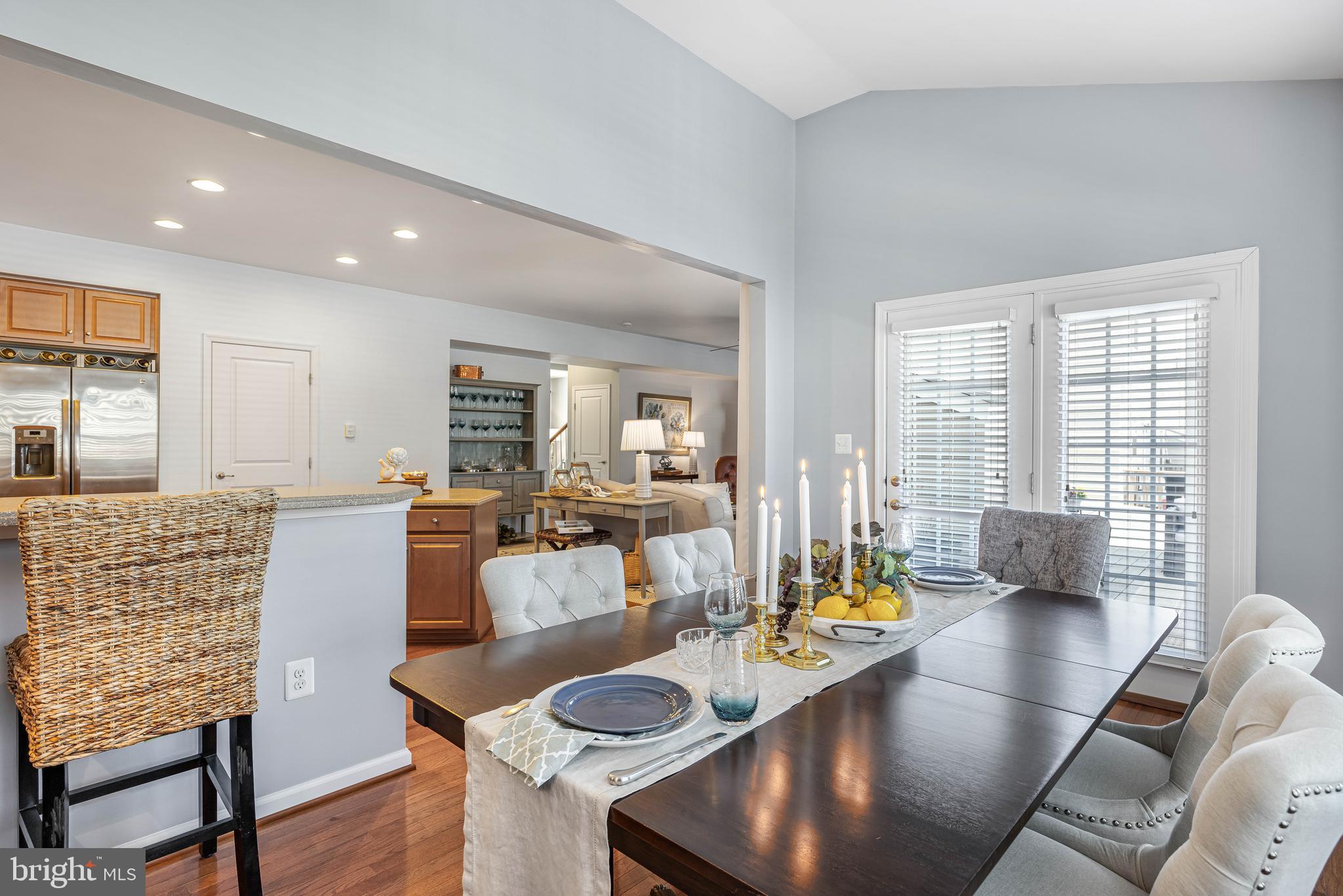 THREE FLAGS - Residential