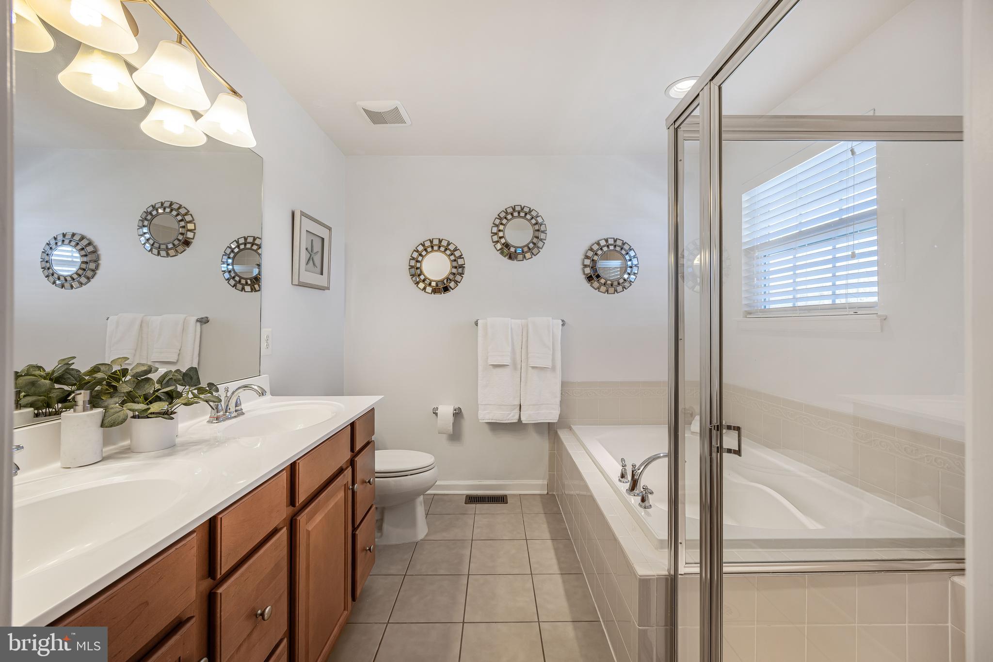 THREE FLAGS - Residential