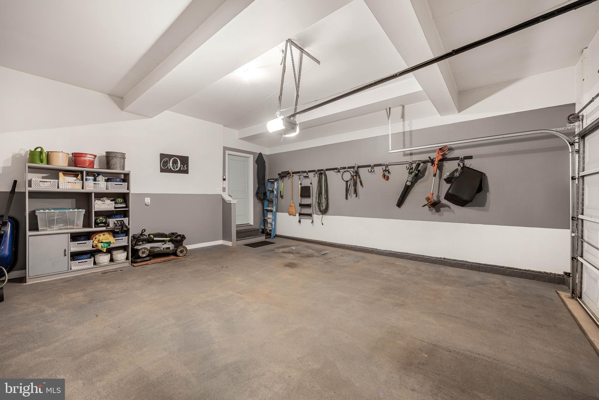 THREE FLAGS - Residential