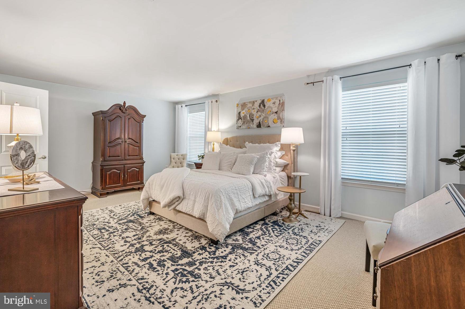 THREE FLAGS - Residential