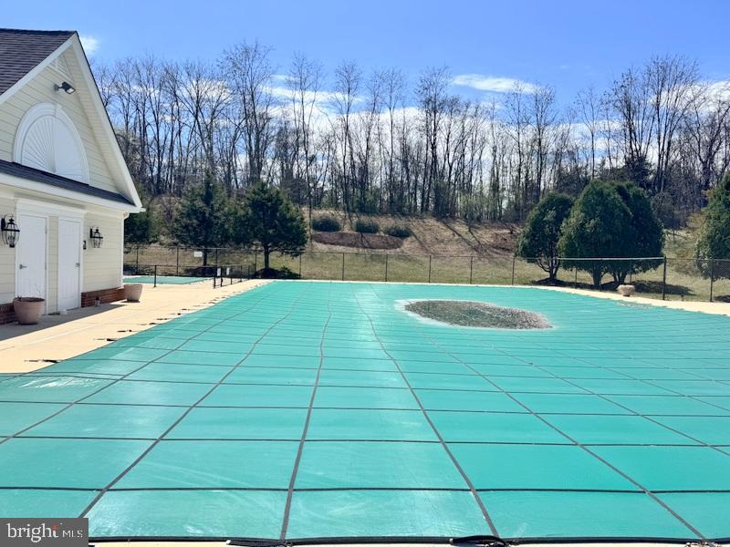 THREE FLAGS - Residential