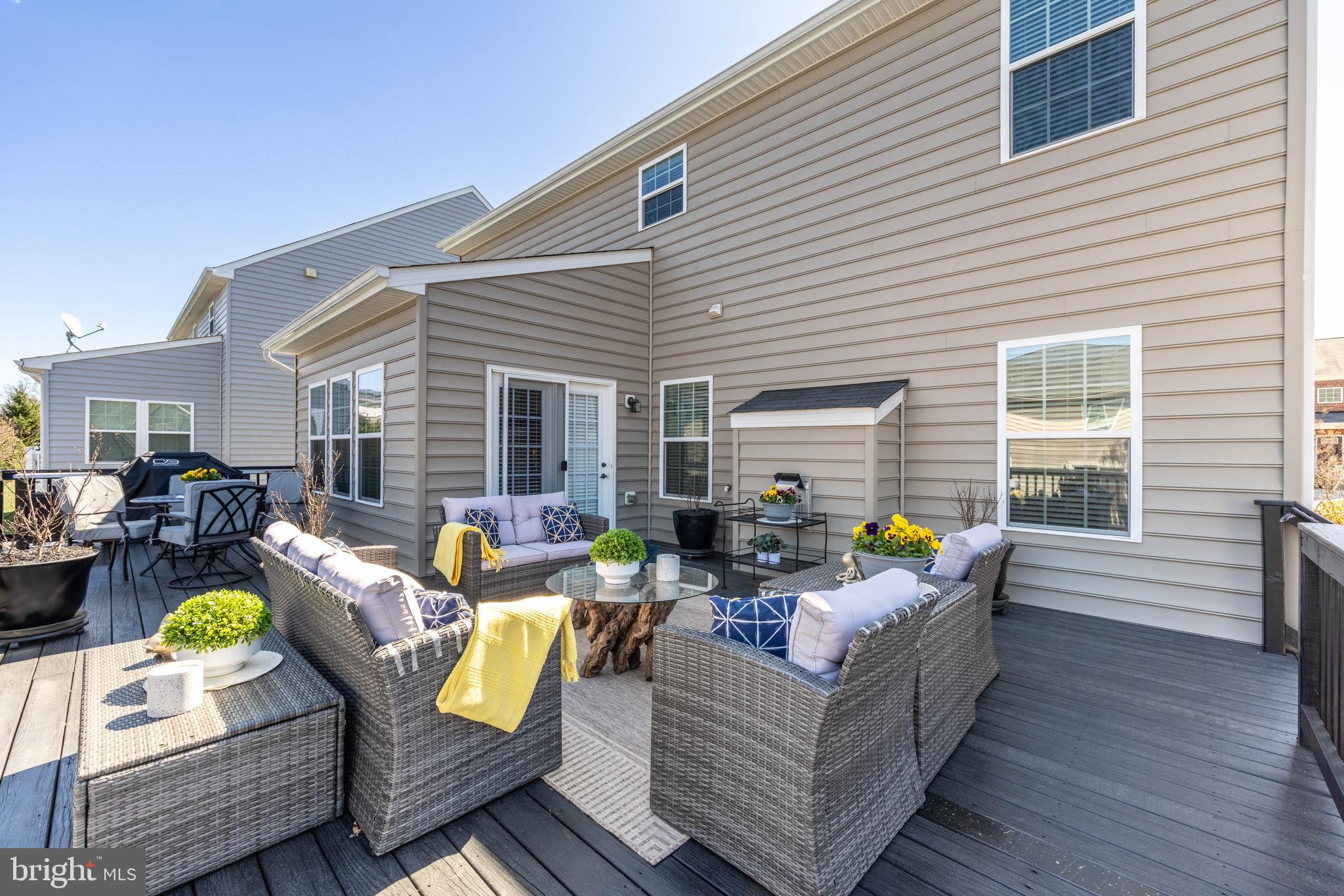 THREE FLAGS - Residential