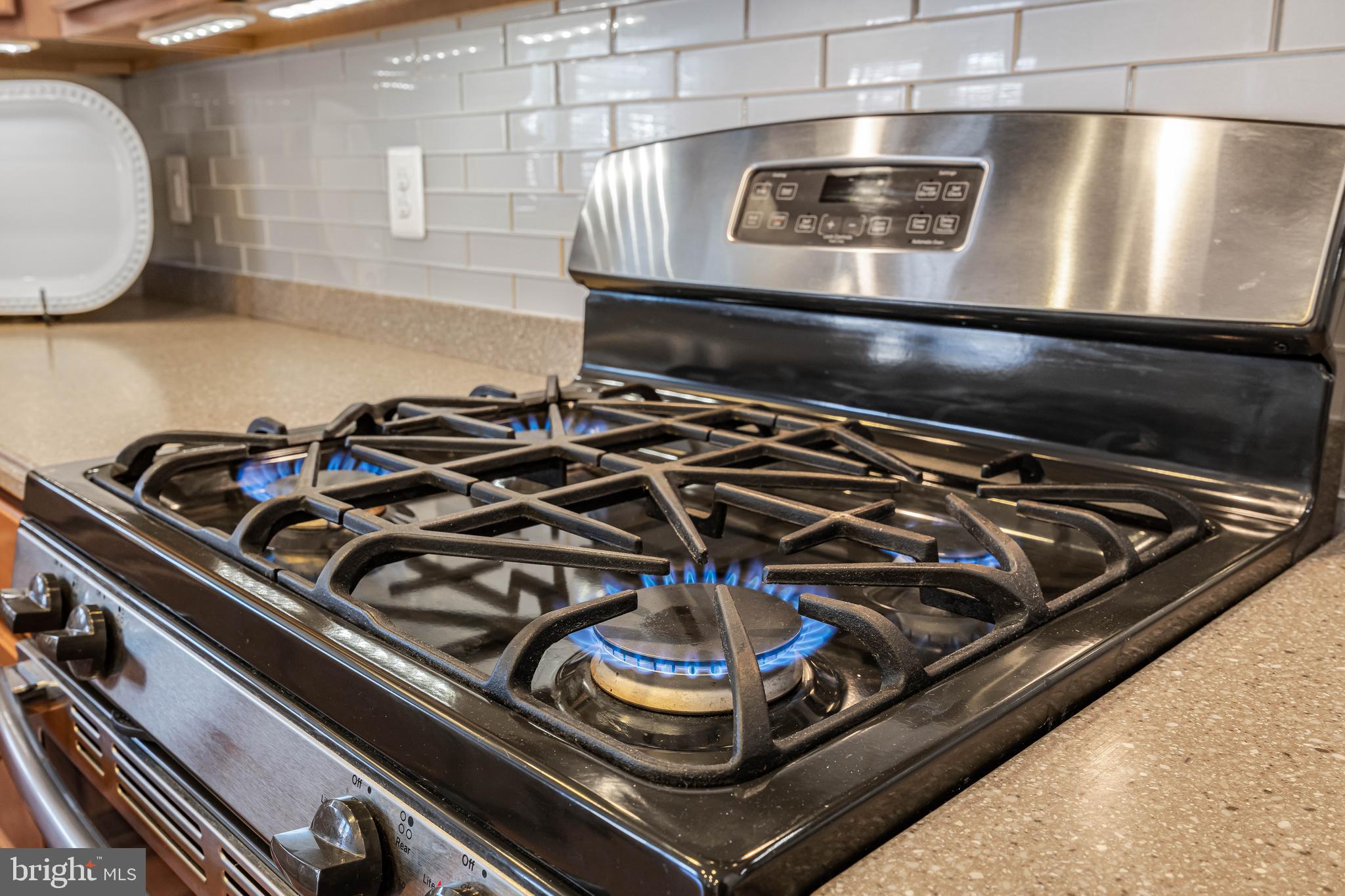 THREE FLAGS - Residential