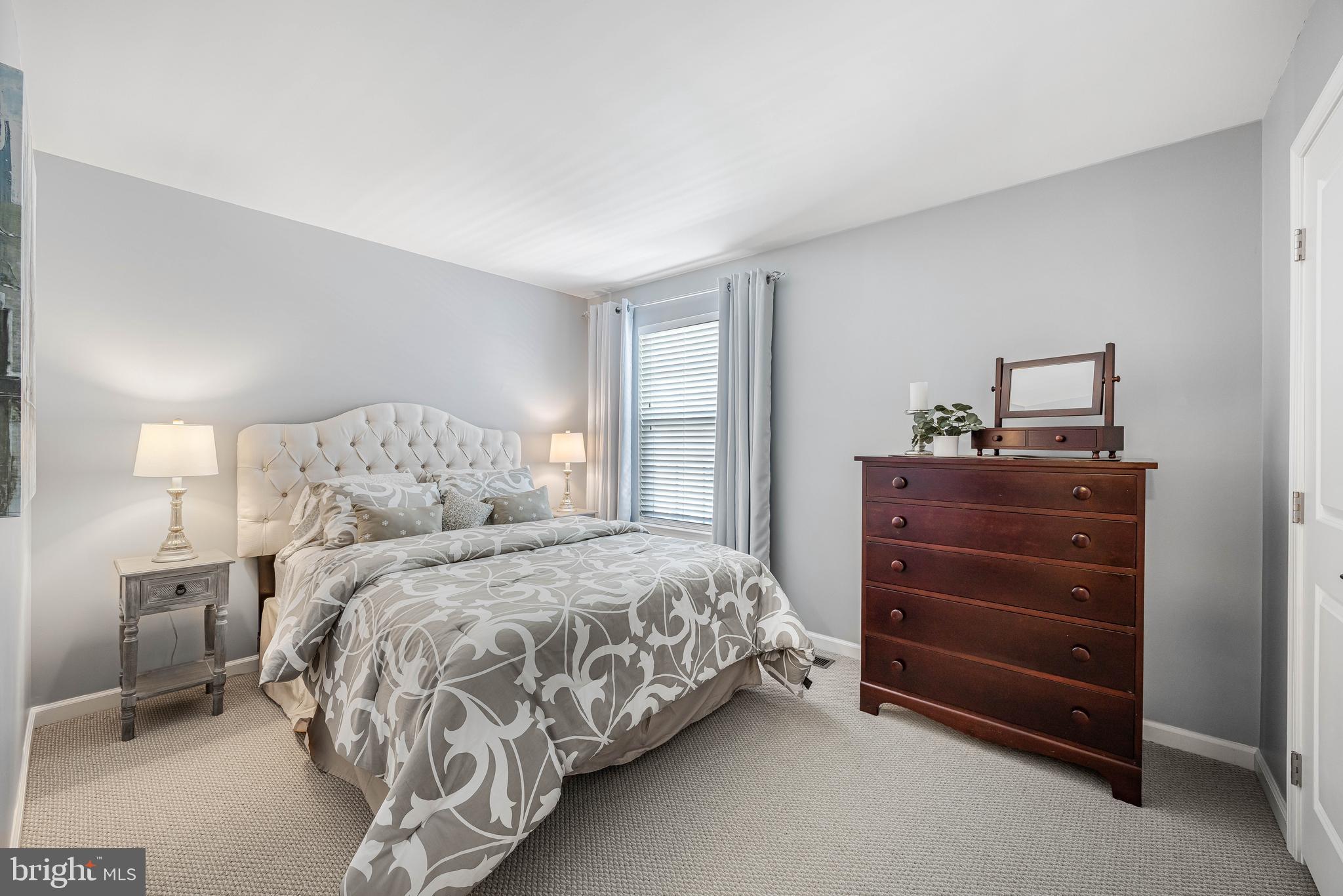 THREE FLAGS - Residential