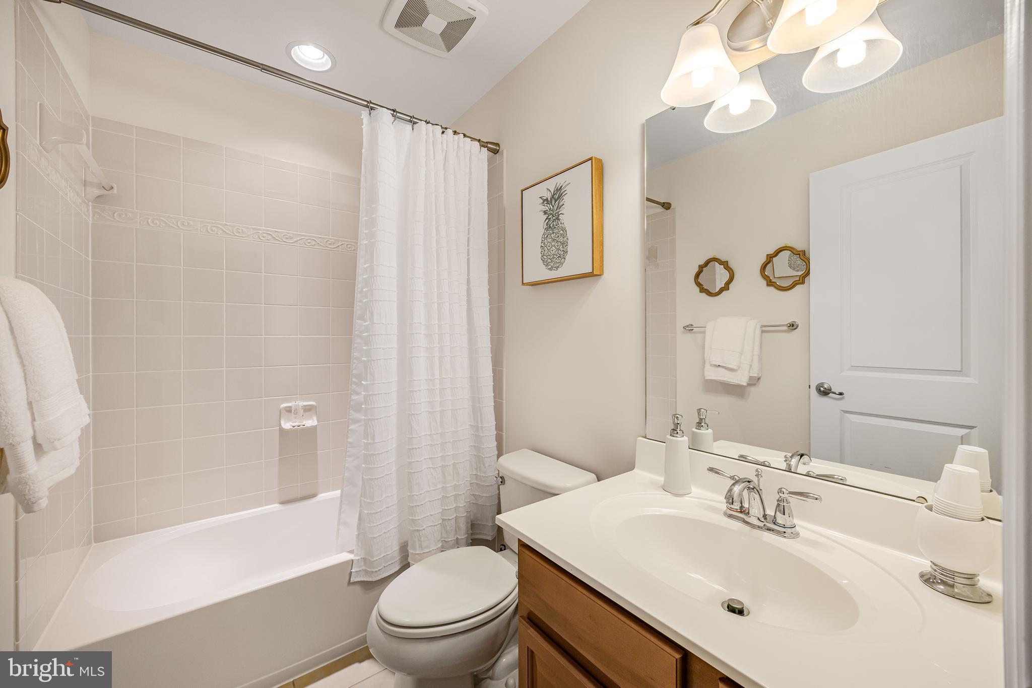 THREE FLAGS - Residential