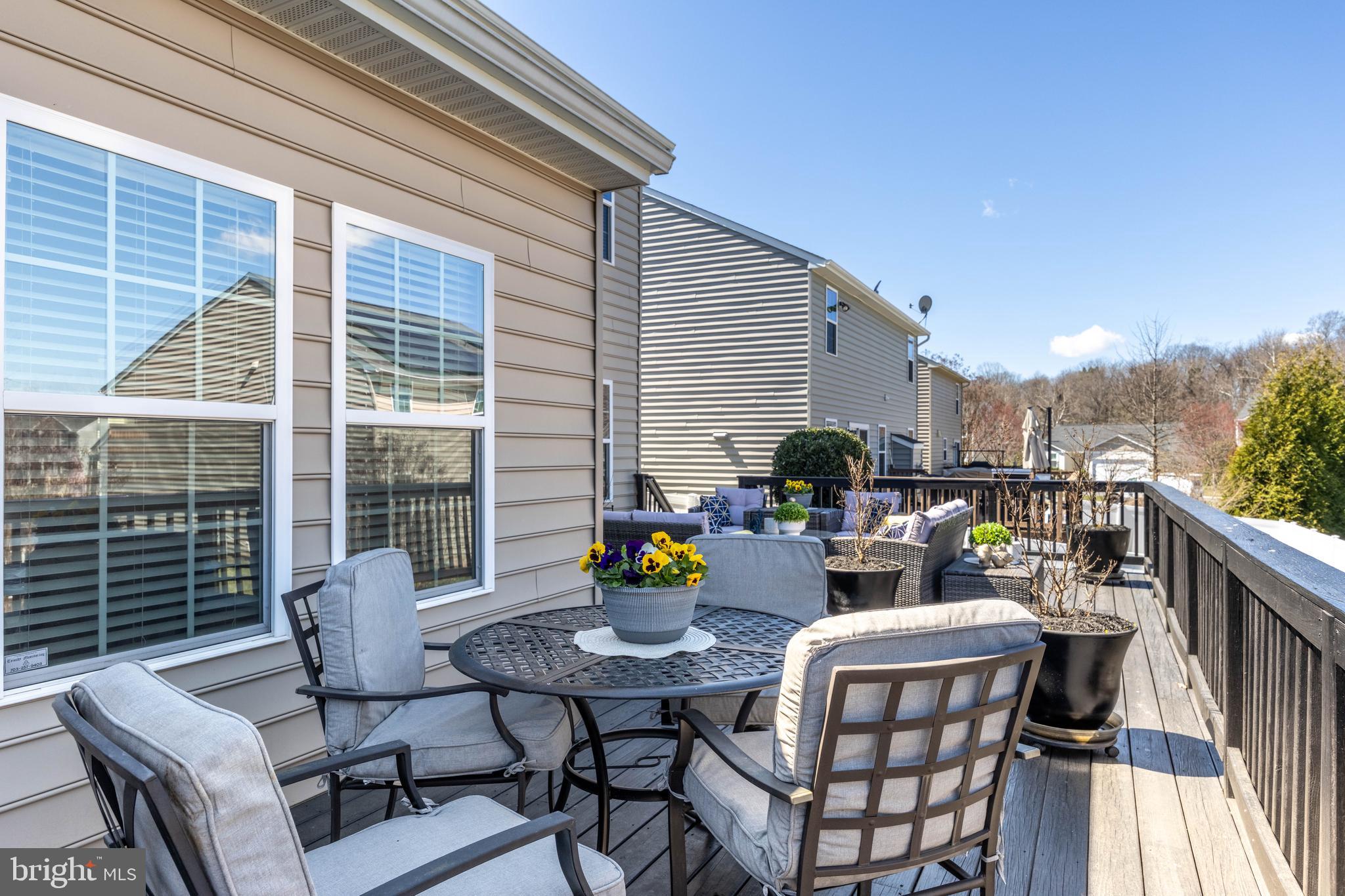 THREE FLAGS - Residential