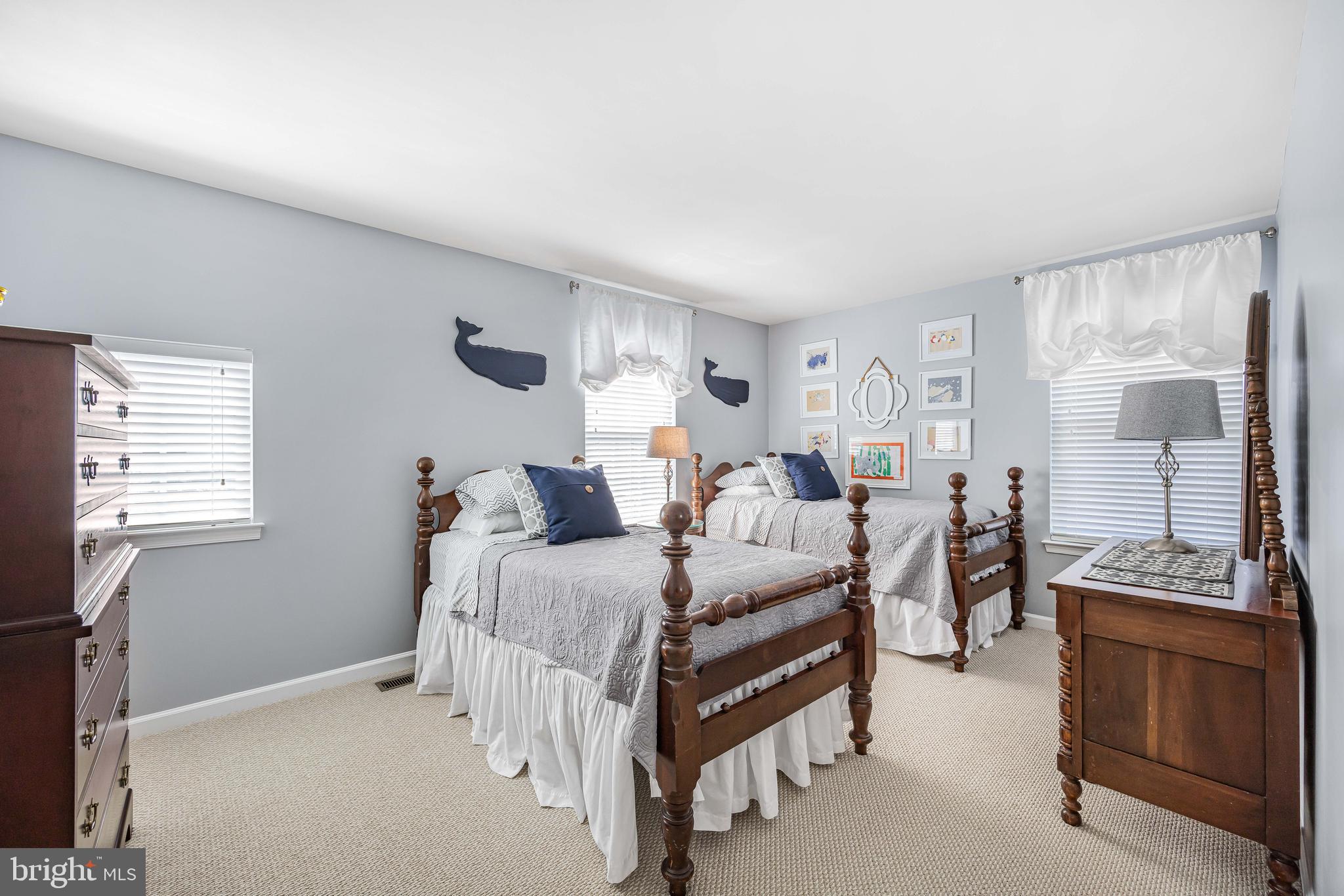 THREE FLAGS - Residential