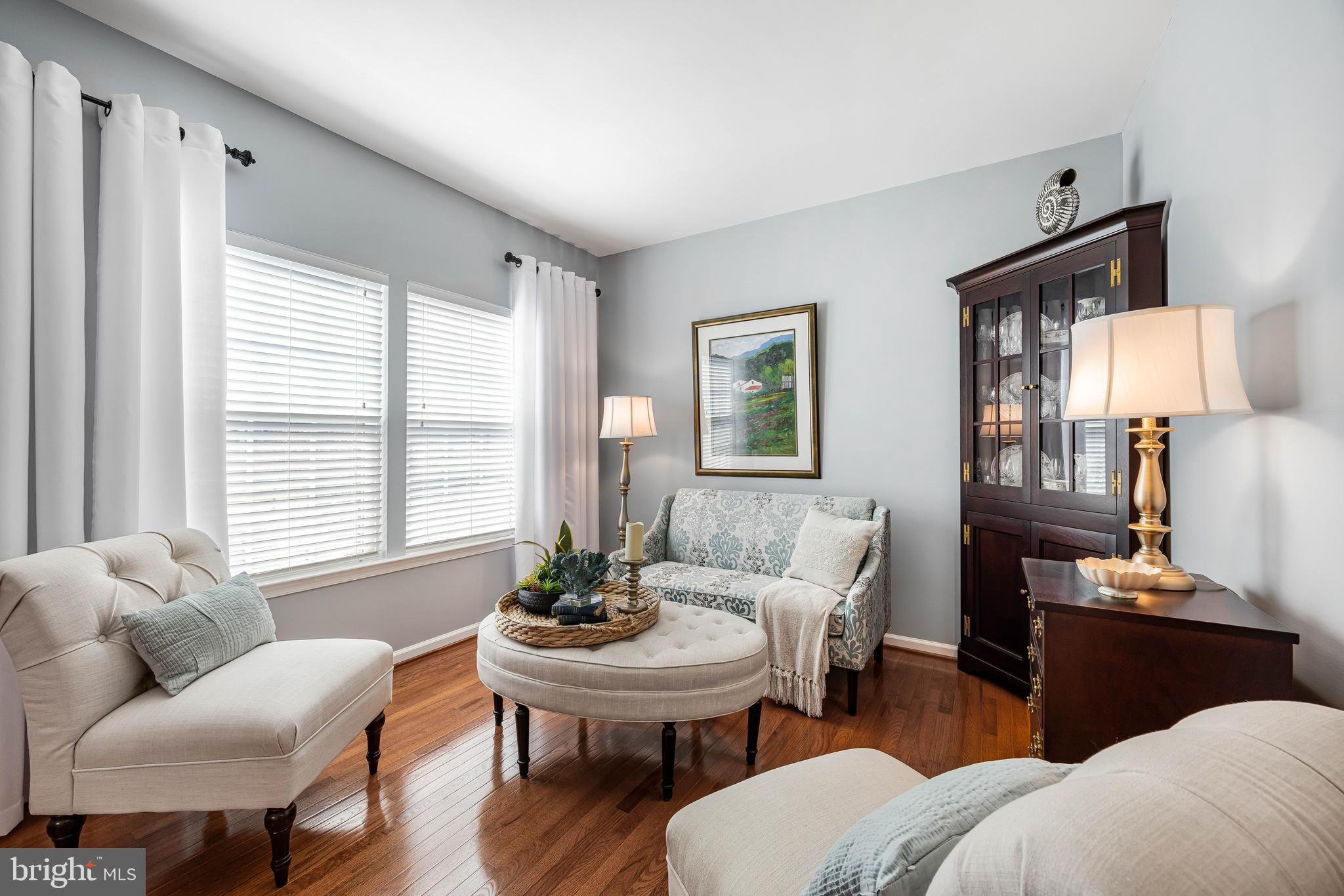 THREE FLAGS - Residential