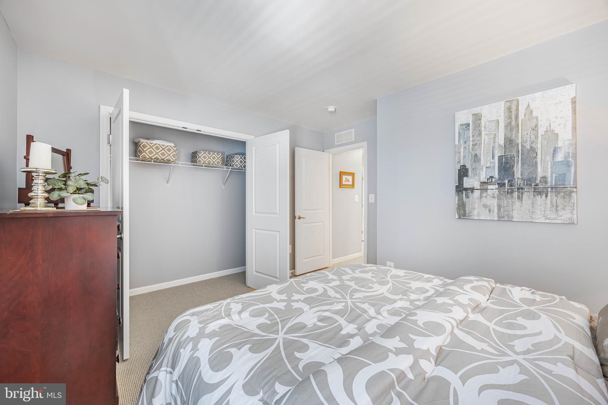 THREE FLAGS - Residential