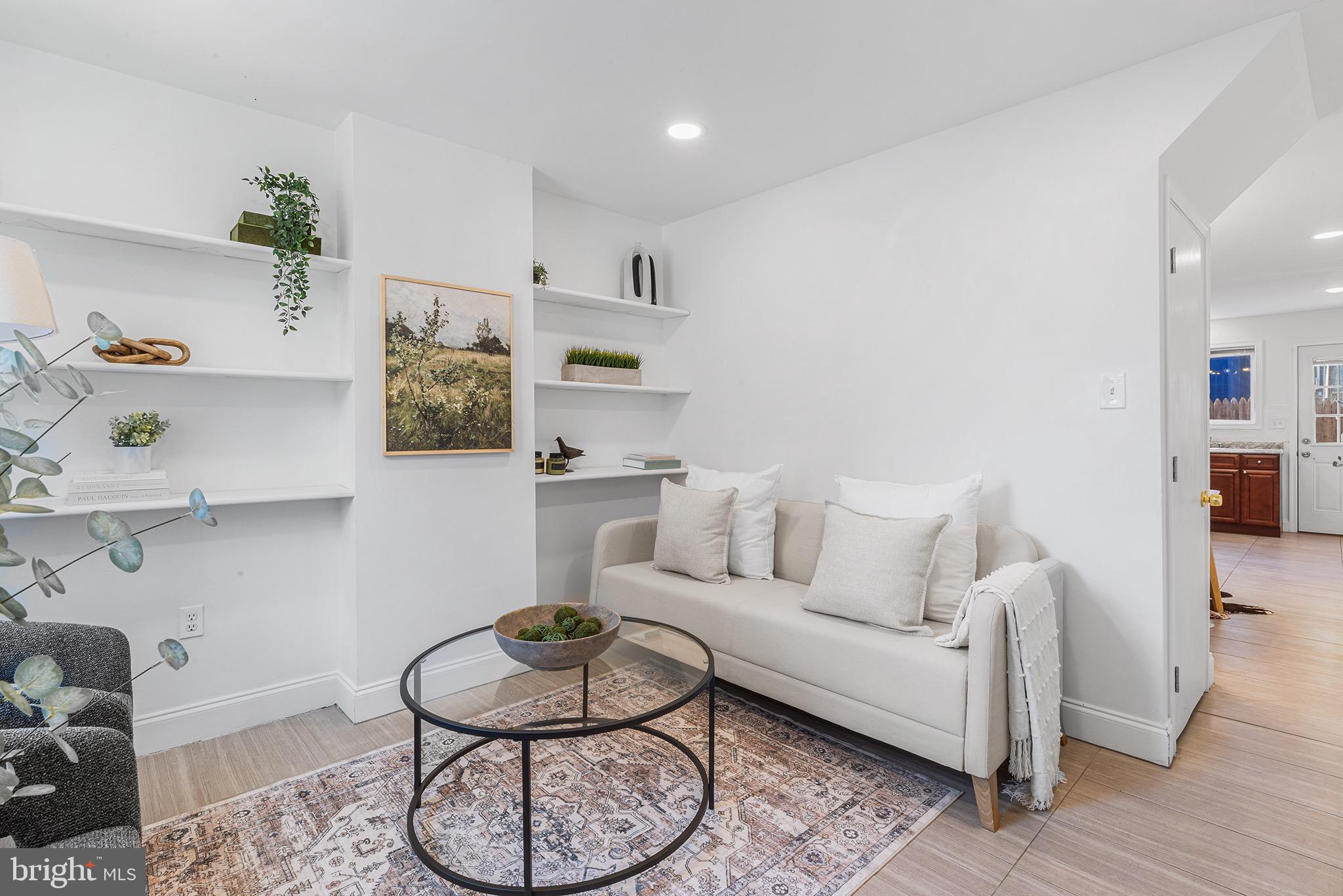 621 E FLORA STREET