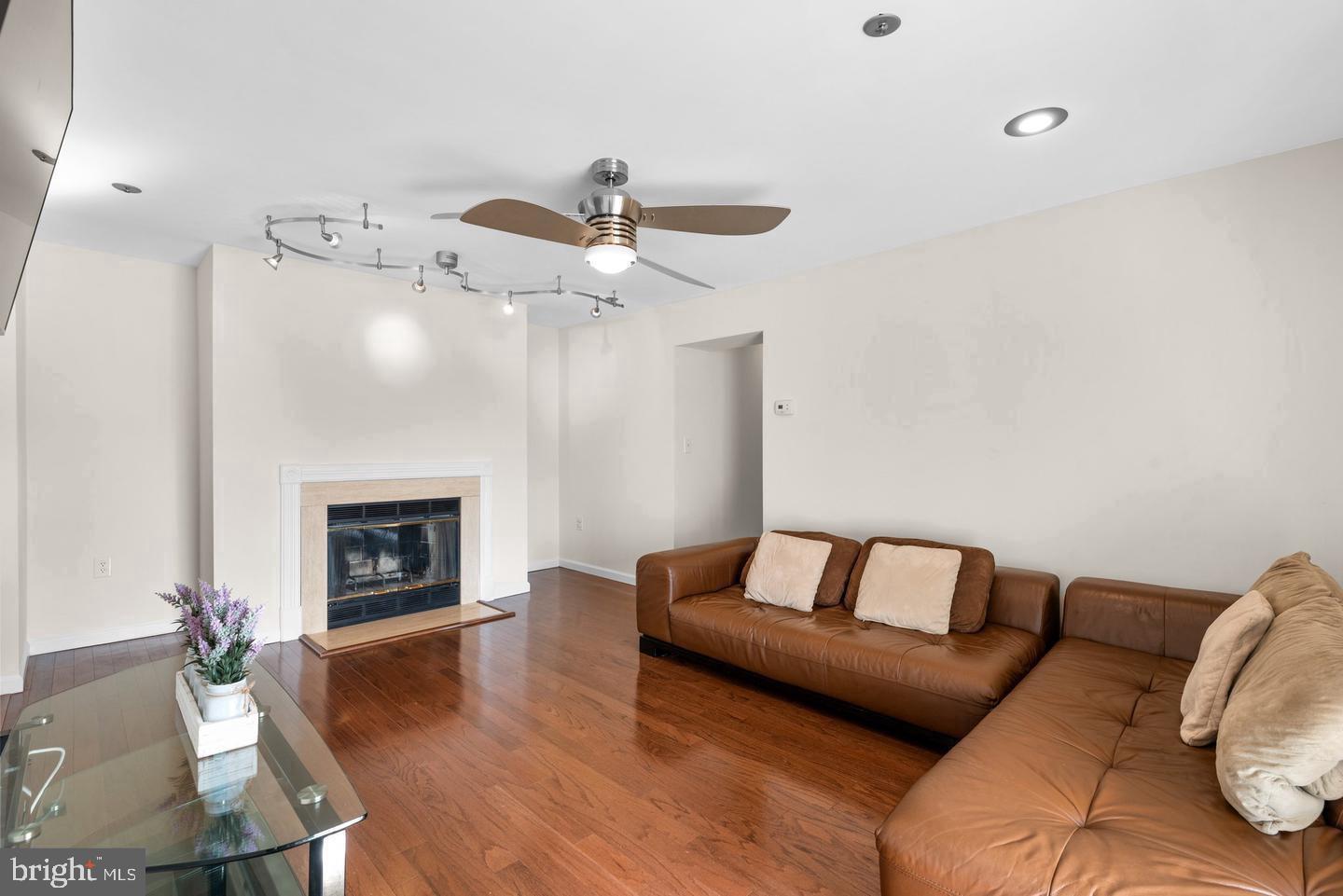 VILLAGE OF MONTGOMERY RUN - Residential Lease