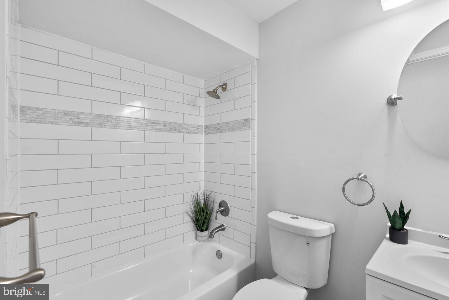 VILLAGE OF MONTGOMERY RUN - Residential Lease