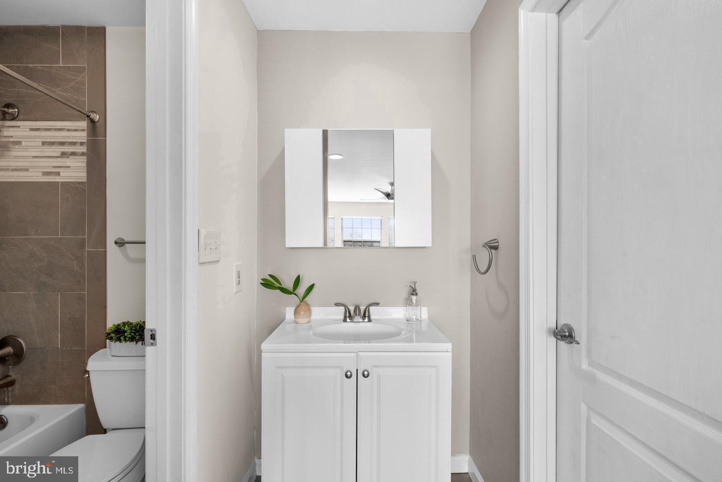 VILLAGE OF MONTGOMERY RUN - Residential Lease