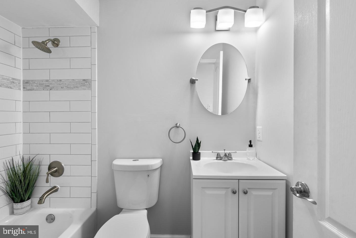 VILLAGE OF MONTGOMERY RUN - Residential Lease