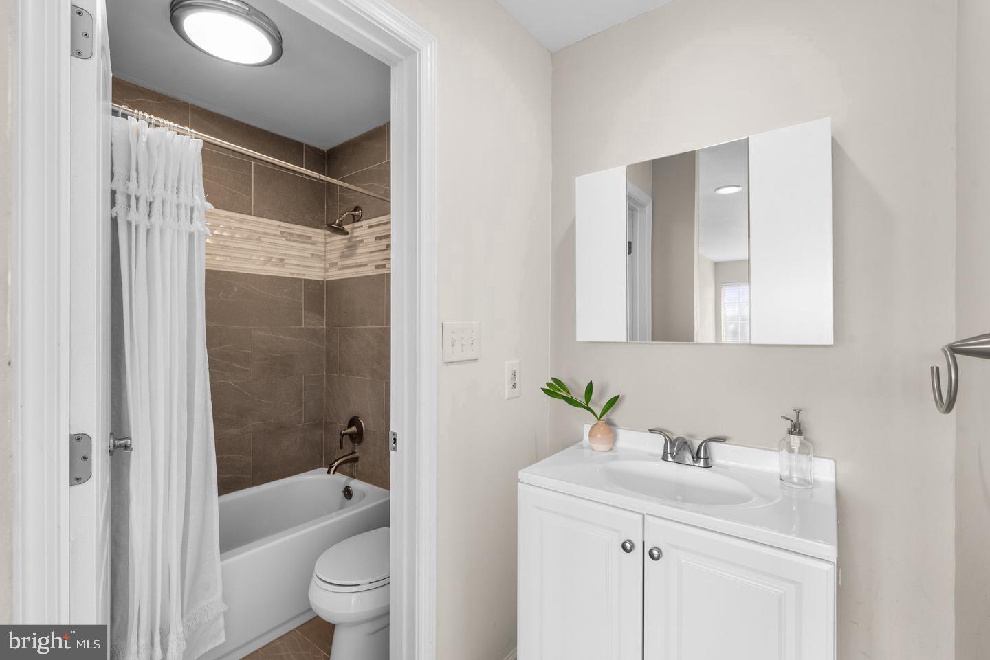 VILLAGE OF MONTGOMERY RUN - Residential Lease