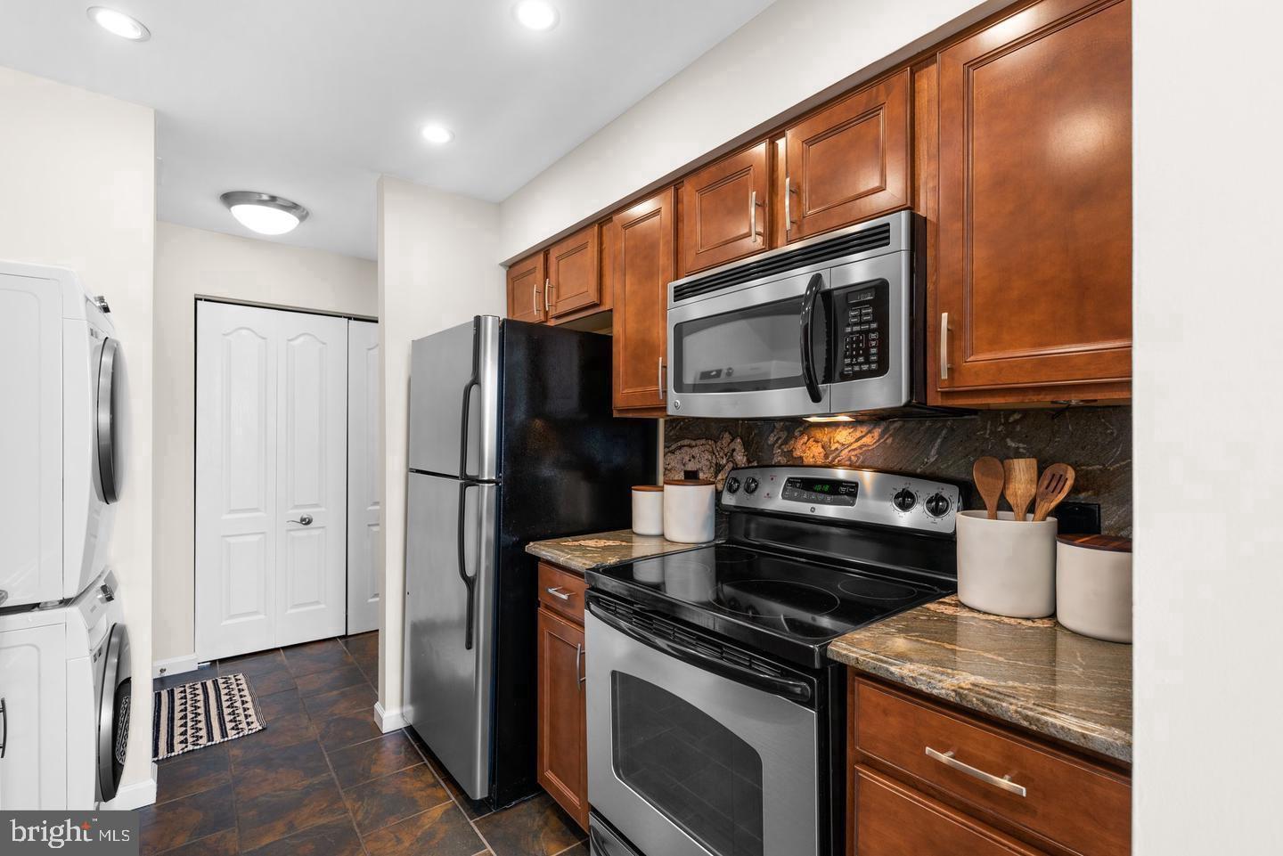 VILLAGE OF MONTGOMERY RUN - Residential Lease