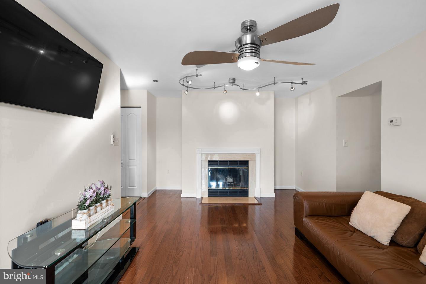 VILLAGE OF MONTGOMERY RUN - Residential Lease