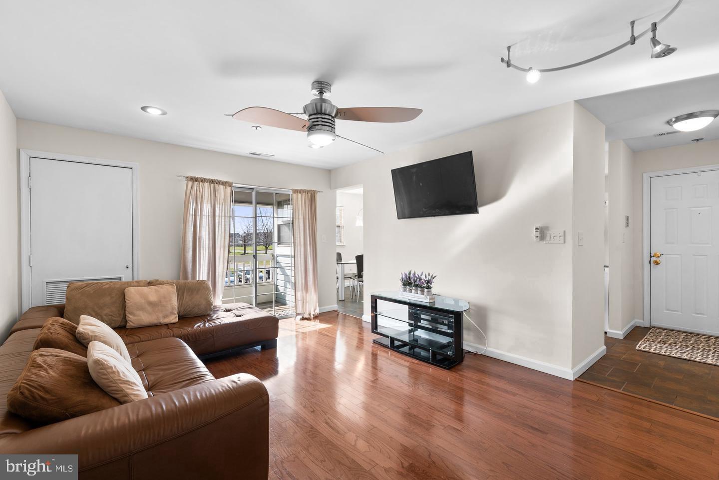 VILLAGE OF MONTGOMERY RUN - Residential Lease